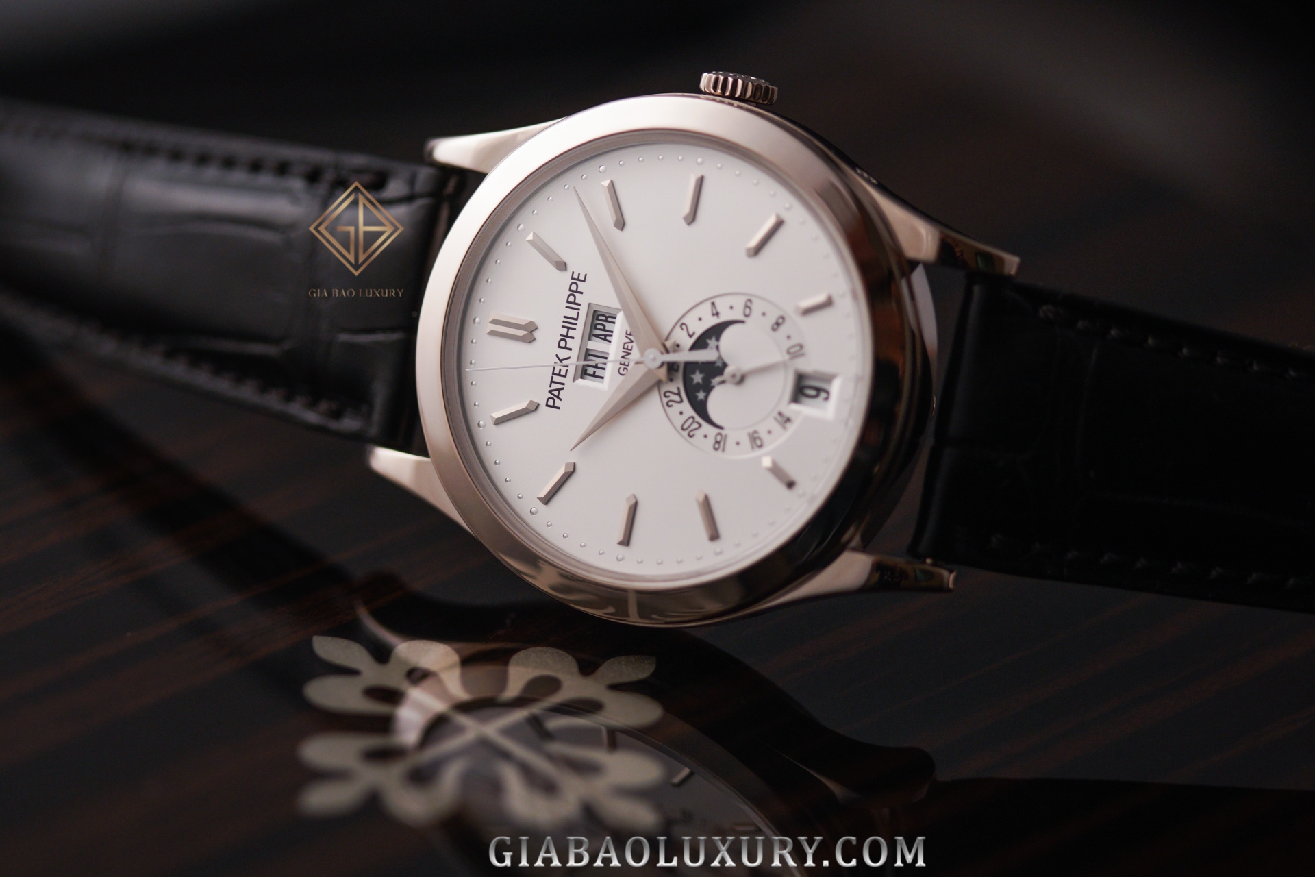 Patek Philippe 5396G: lịch thường niên cổ điển: vỏ vàng trắng và dây da đen