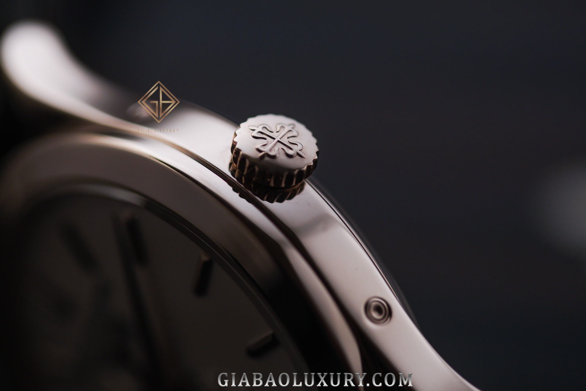 Patek Philippe 5396G: lịch thường niên cổ điển: núm chỉnh giờ cùng cạnh vỏ Calatrava