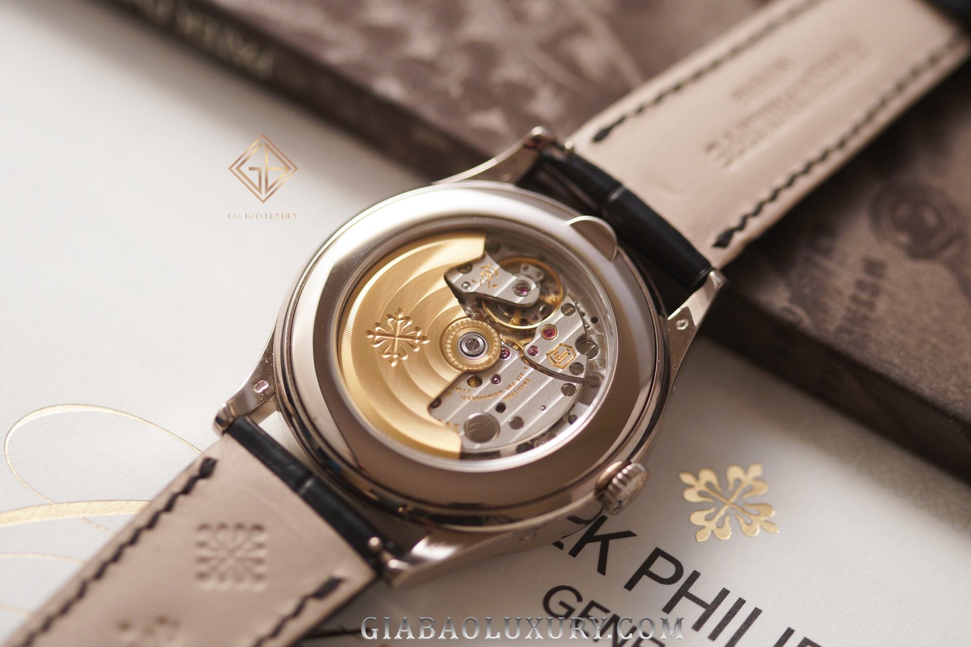 Patek Philippe 5396G: lịch thường niên cổ điển: calibre 324 S QA LU 24H qua đáy sapphire