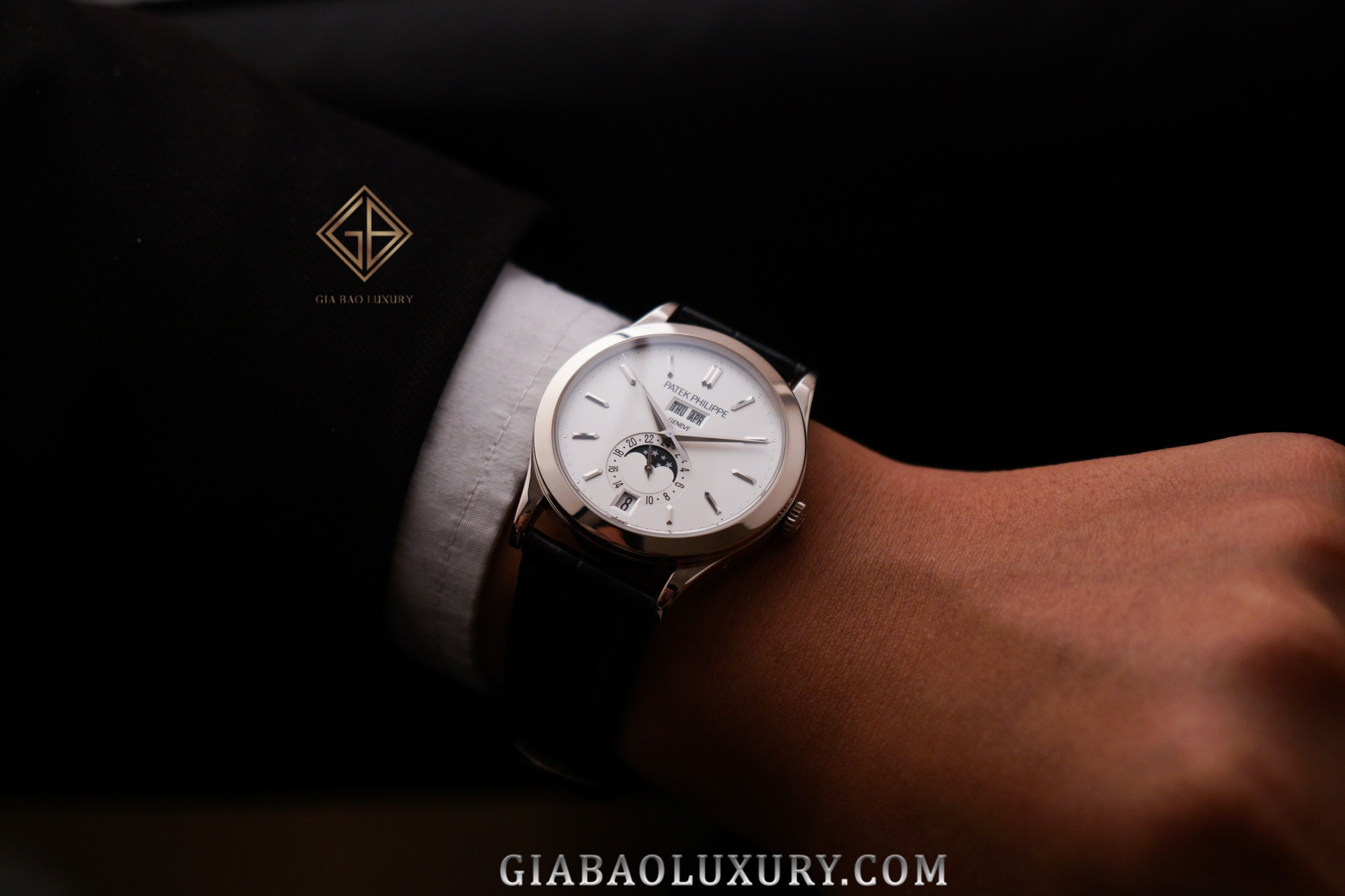 Patek Philippe 5396G: lịch thường niên cổ điển: hiển thị lịch trăng và thang 24 giờ