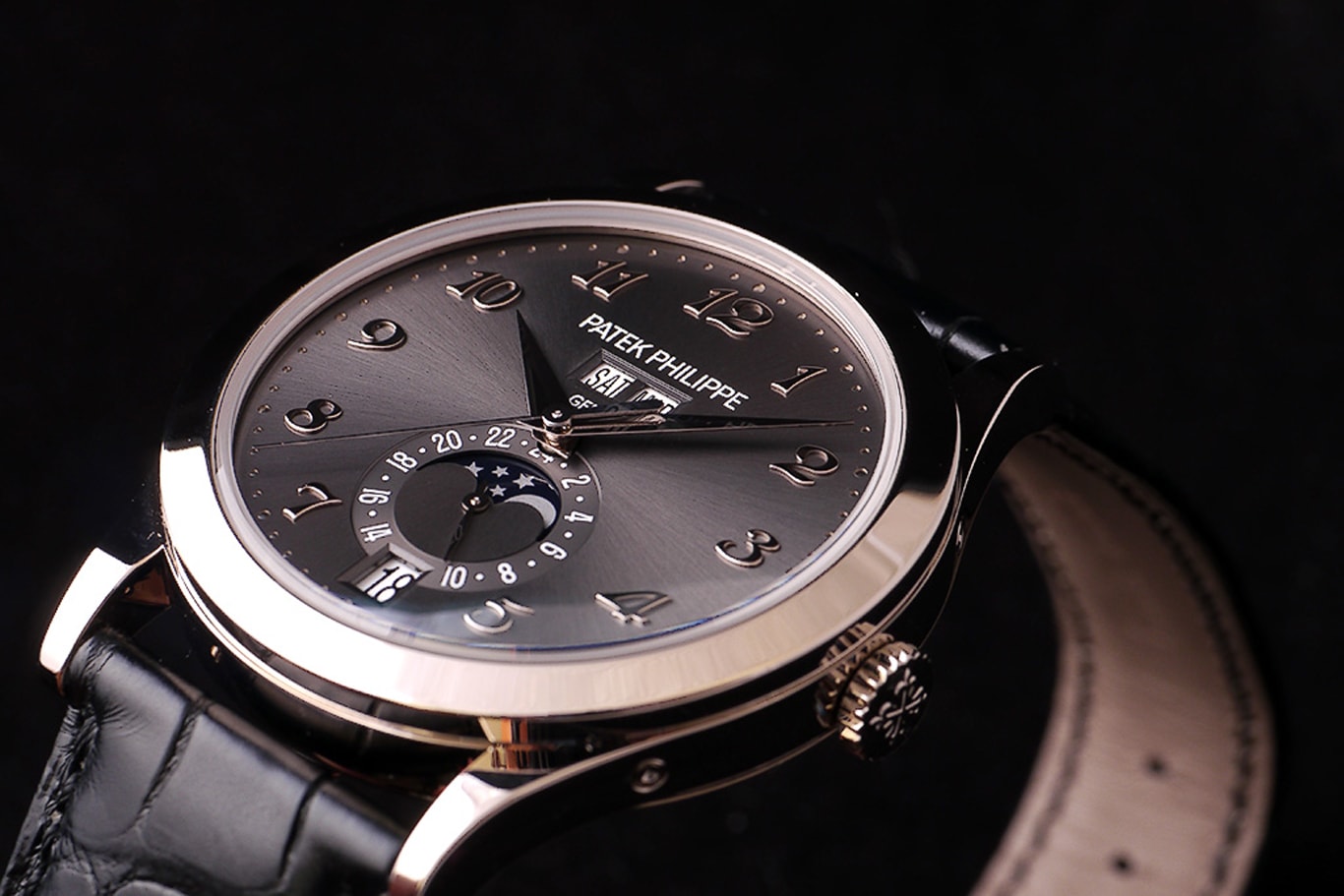 Patek Philippe Ref. 5396G Tiffany mặt số đen