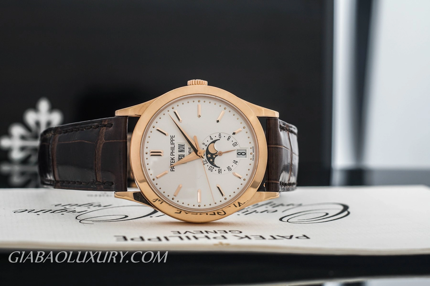 Patek Philippe 5396R-011: lịch thường niên theo phong cách cổ điển — ảnh chi tiết 05