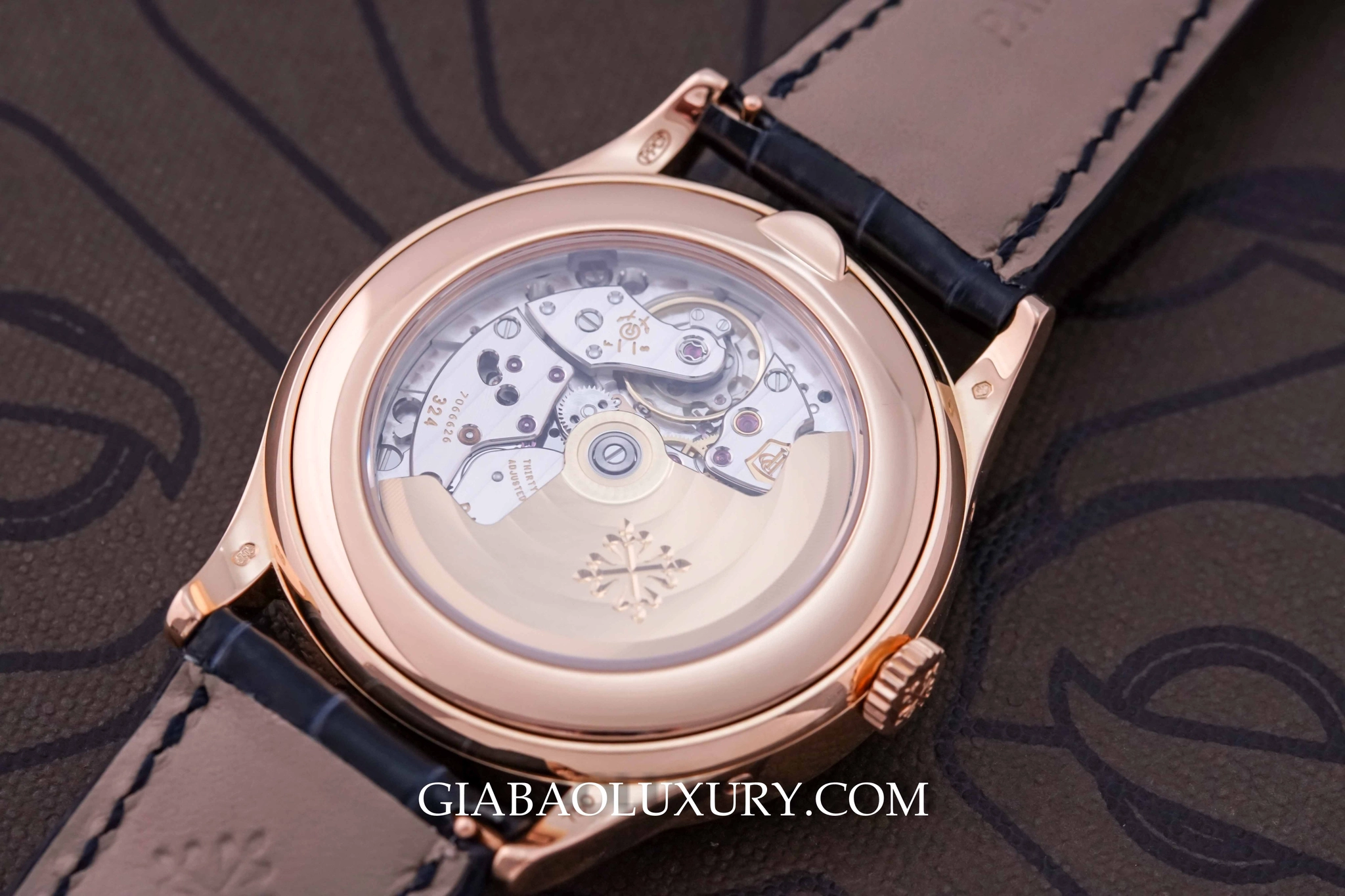 Patek Philippe 5396R-011: lịch thường niên theo phong cách cổ điển — ảnh chi tiết 16