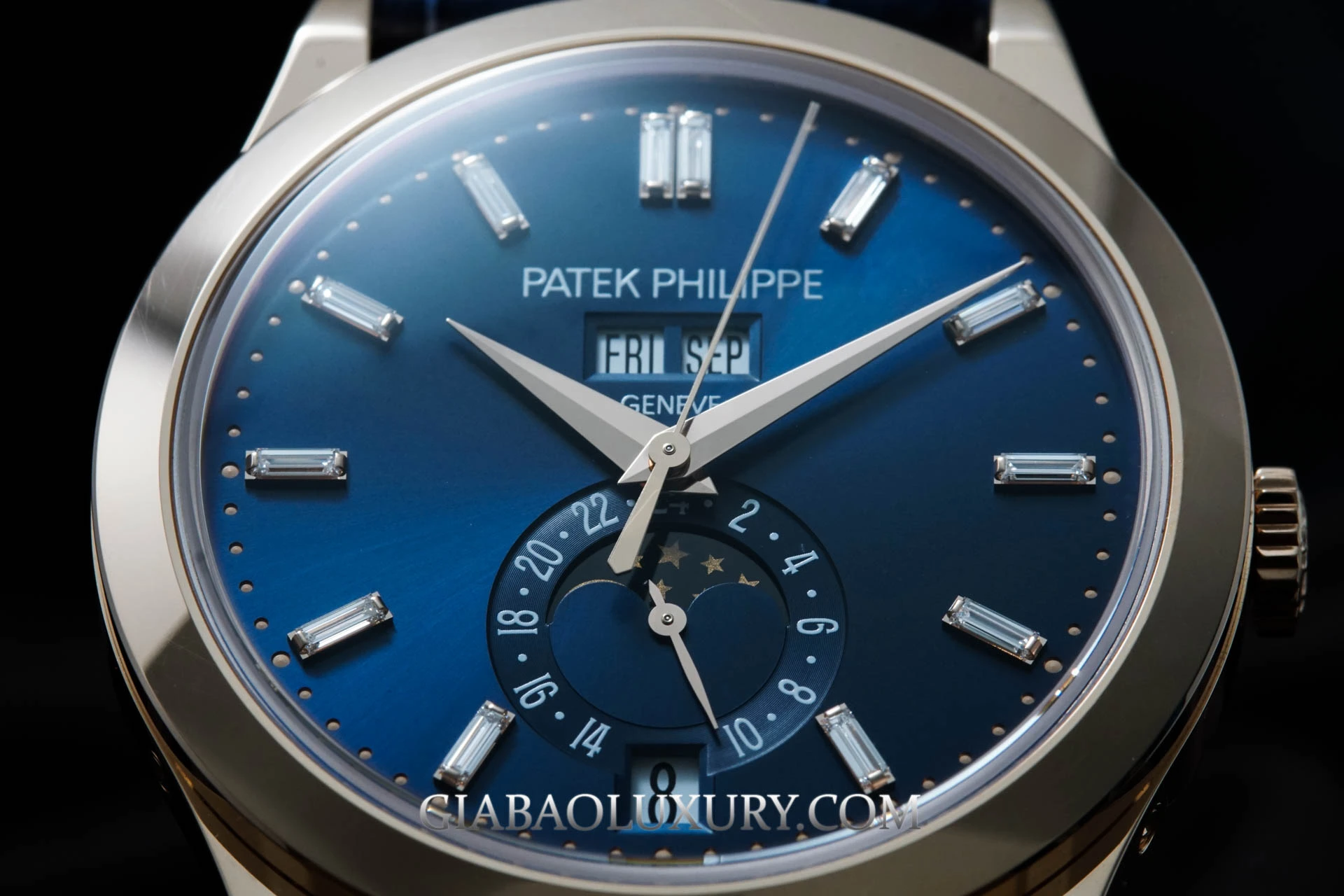 Patek Philippe 5396R-015: mặt xanh, cọc kim cương: mặt số với ba cửa sổ lịch