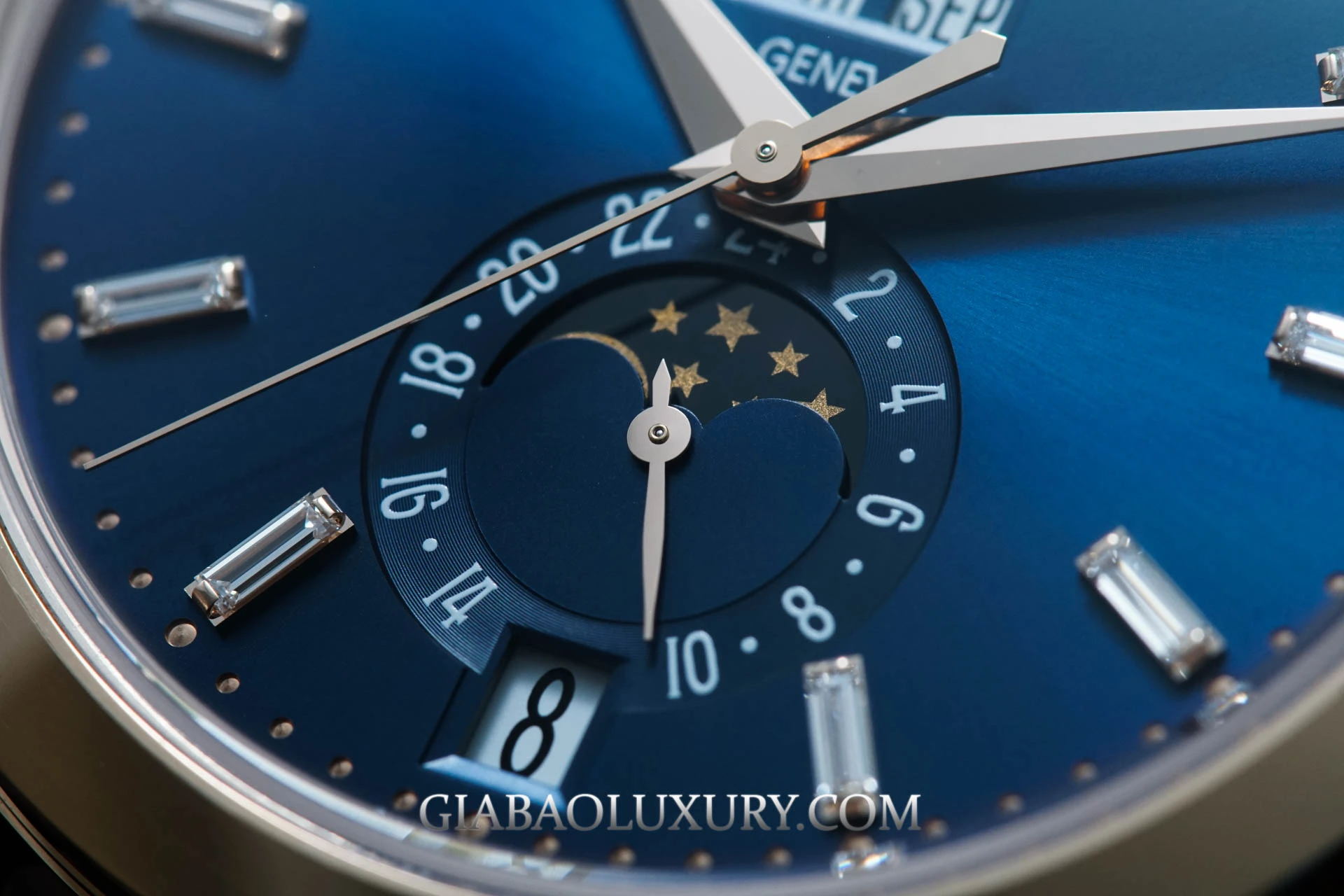 Patek Philippe 5396R-015: mặt xanh, cọc kim cương: ô lịch tuần trăng và chỉ báo 24 giờ