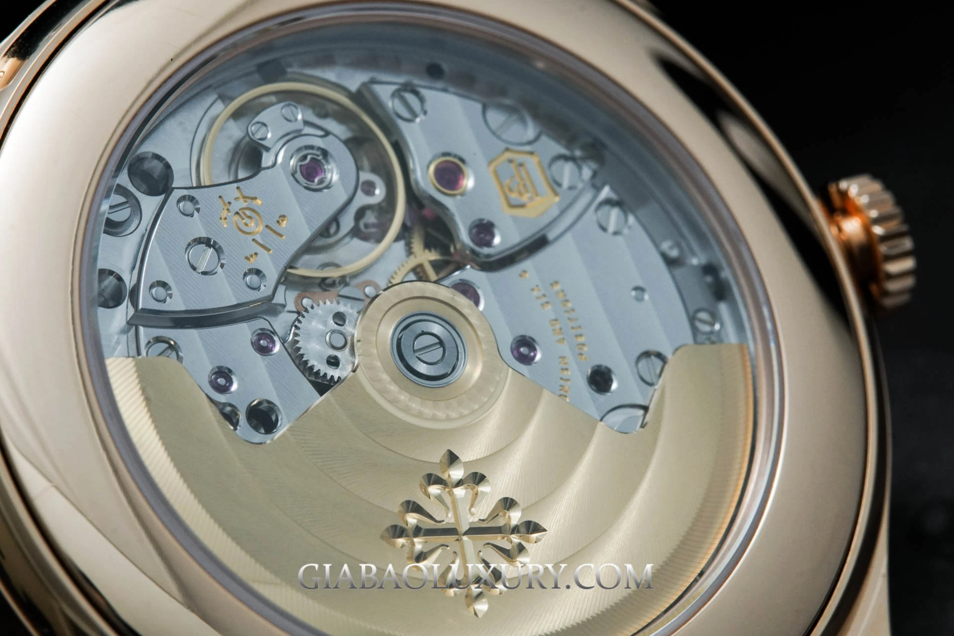 Patek Philippe 5396R-015: mặt xanh, cọc kim cương: mặt đáy sapphire và rotor vàng