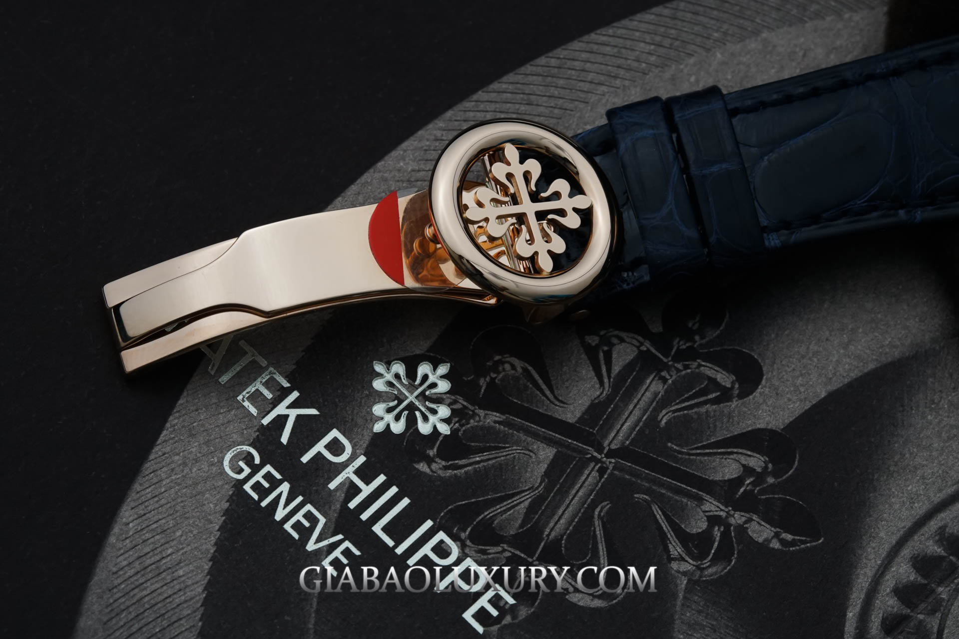 Patek Philippe 5396R-015: mặt xanh, cọc kim cương: khóa gập mang biểu tượng Calatrava