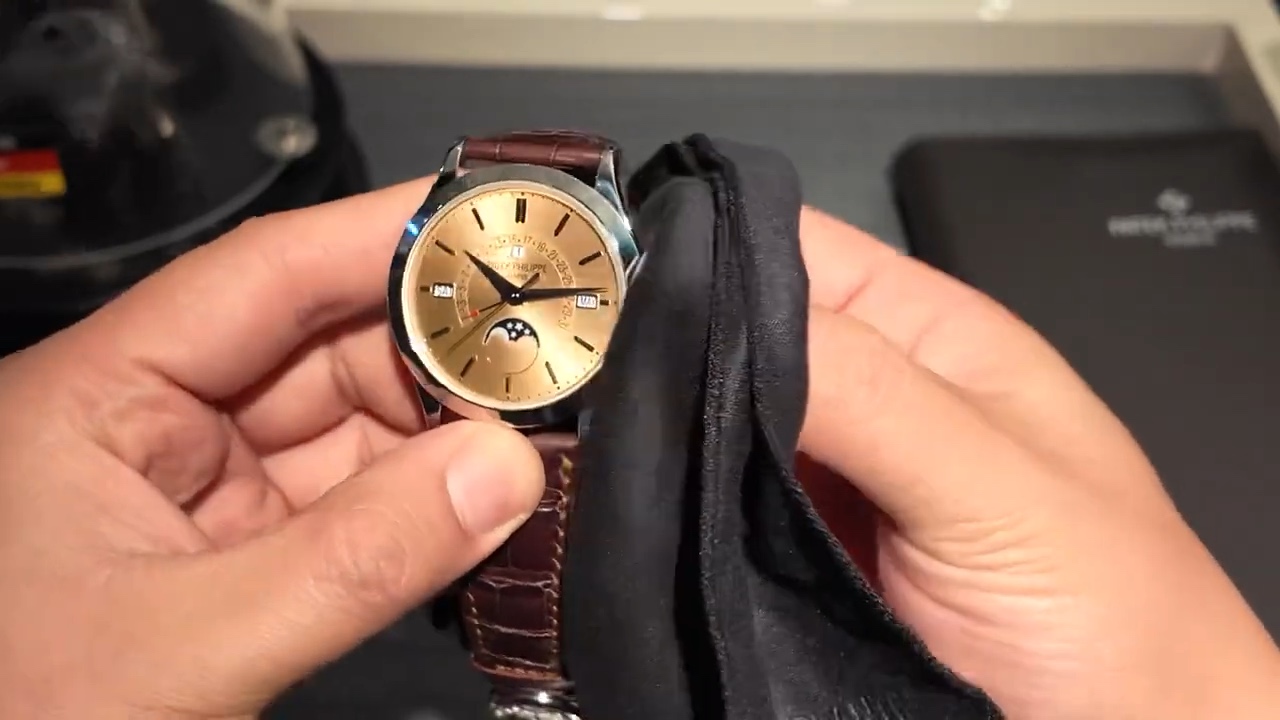 Góc nghiêng vỏ platinum Patek Philippe 5496P-014