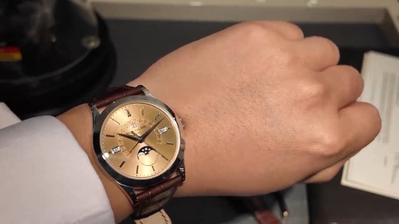 Patek Philippe 5496P-014 đường kính 39,5 mm trên cổ tay