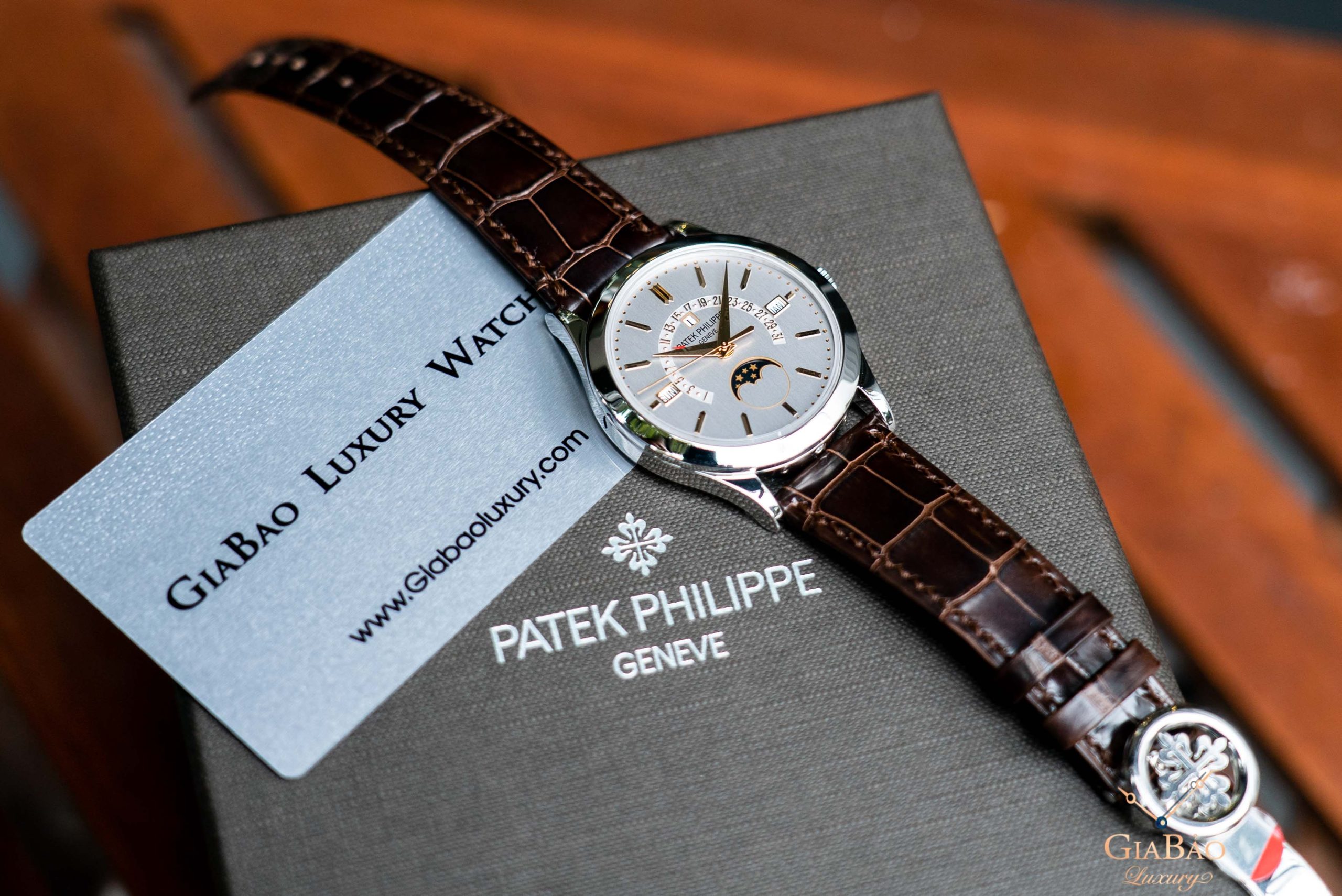 Patek Philippe 5496P: lịch vạn niên ngày hồi ngược: toàn cảnh Patek Philippe 5496P