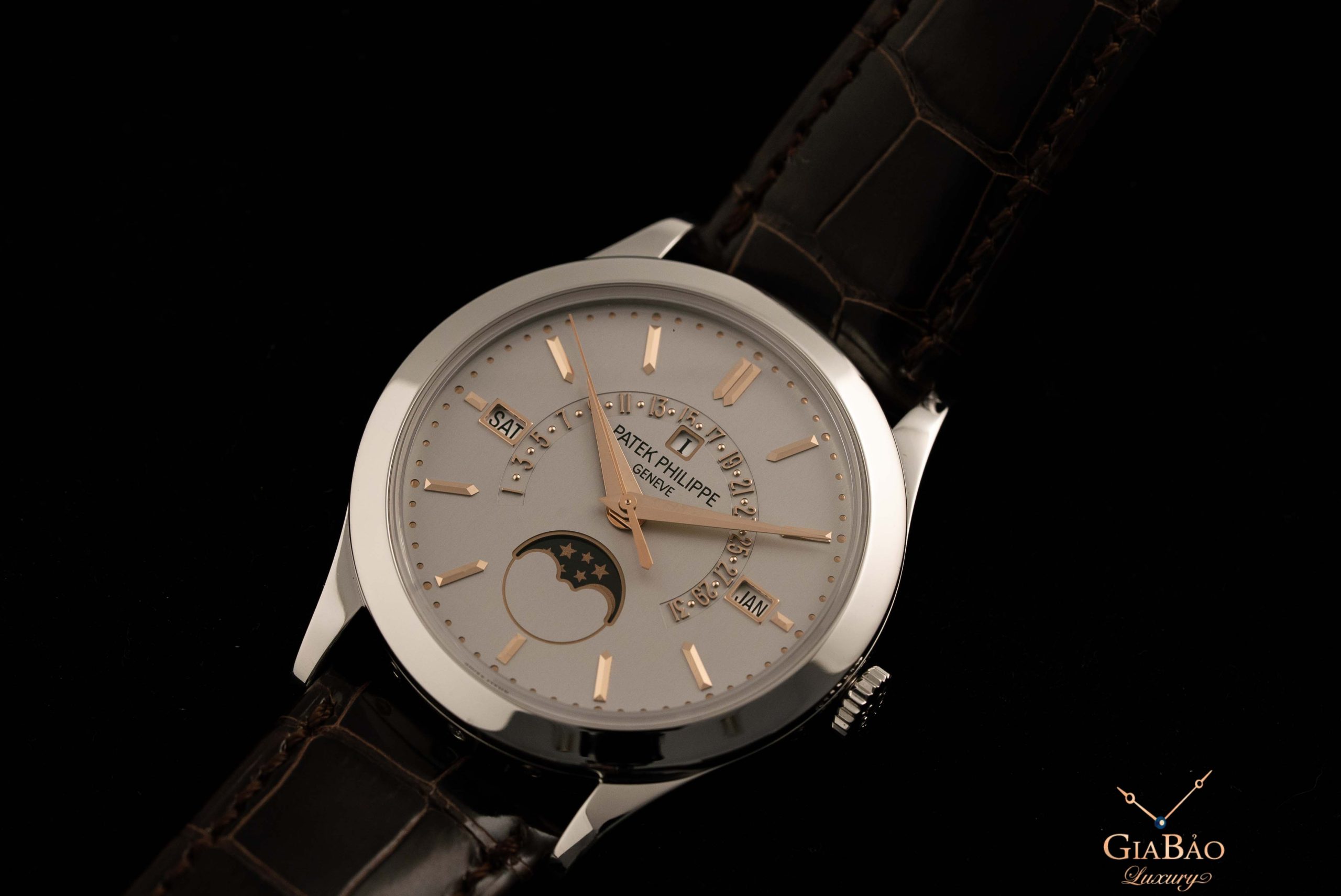 Patek Philippe 5496P: lịch vạn niên ngày hồi ngược: vỏ platinum và mặt số lịch vạn niên