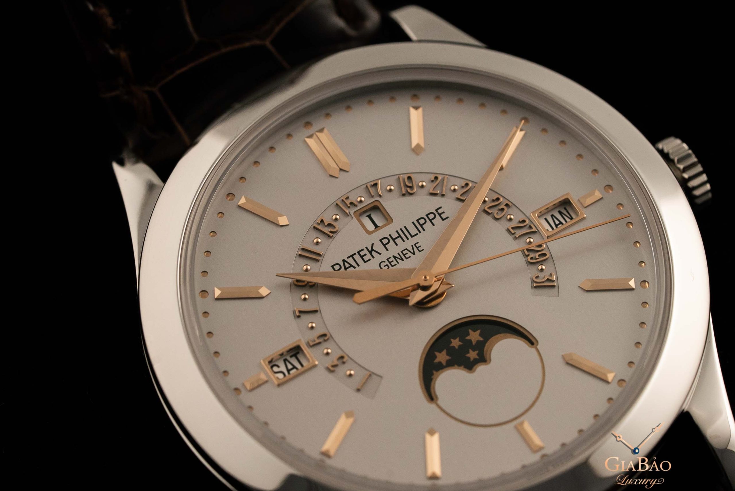 Patek Philippe 5496P: lịch vạn niên ngày hồi ngược: lịch tuần trăng tại vị trí 6 giờ