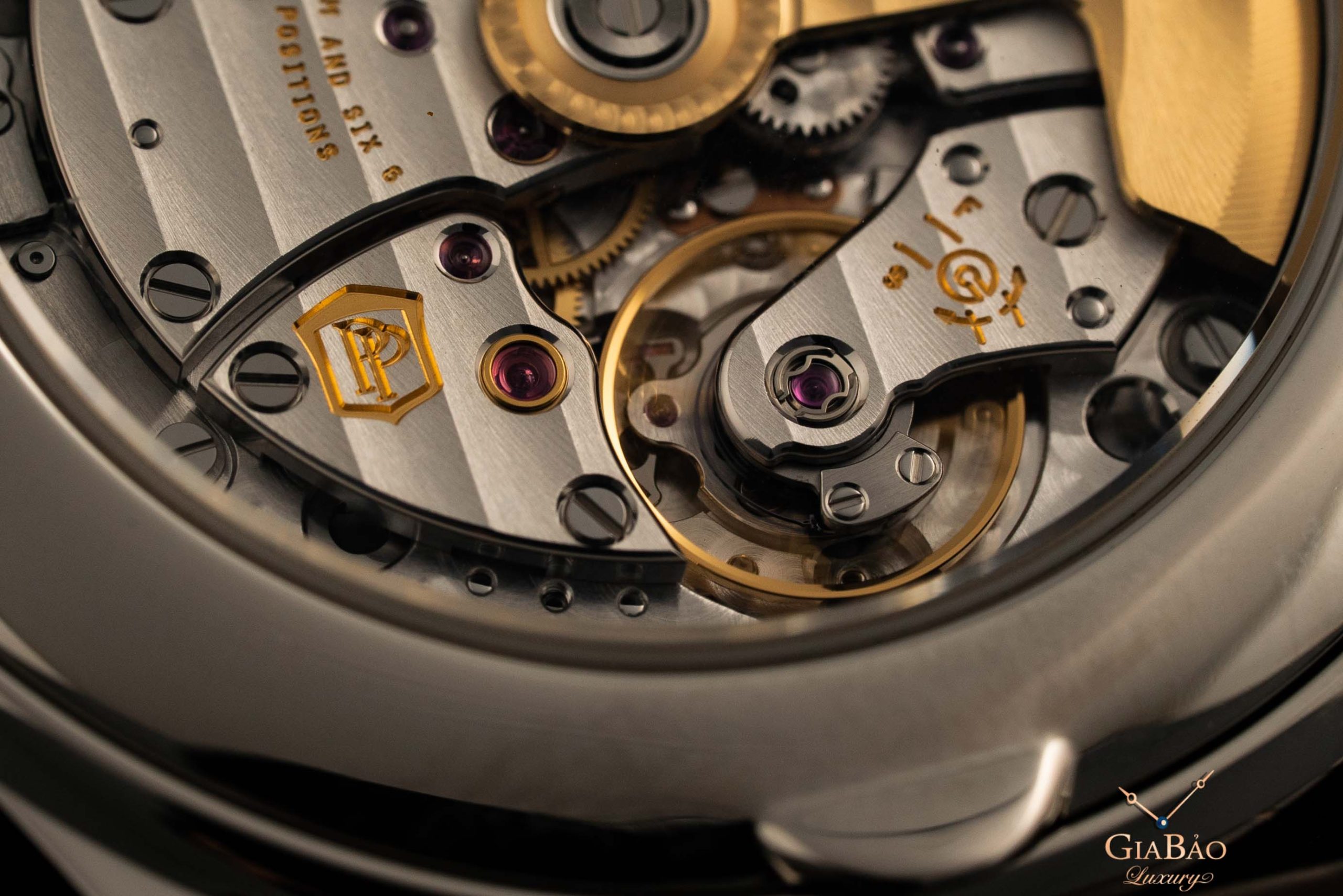 Patek Philippe 5496P: lịch vạn niên ngày hồi ngược: chi tiết calibre 324 S QR