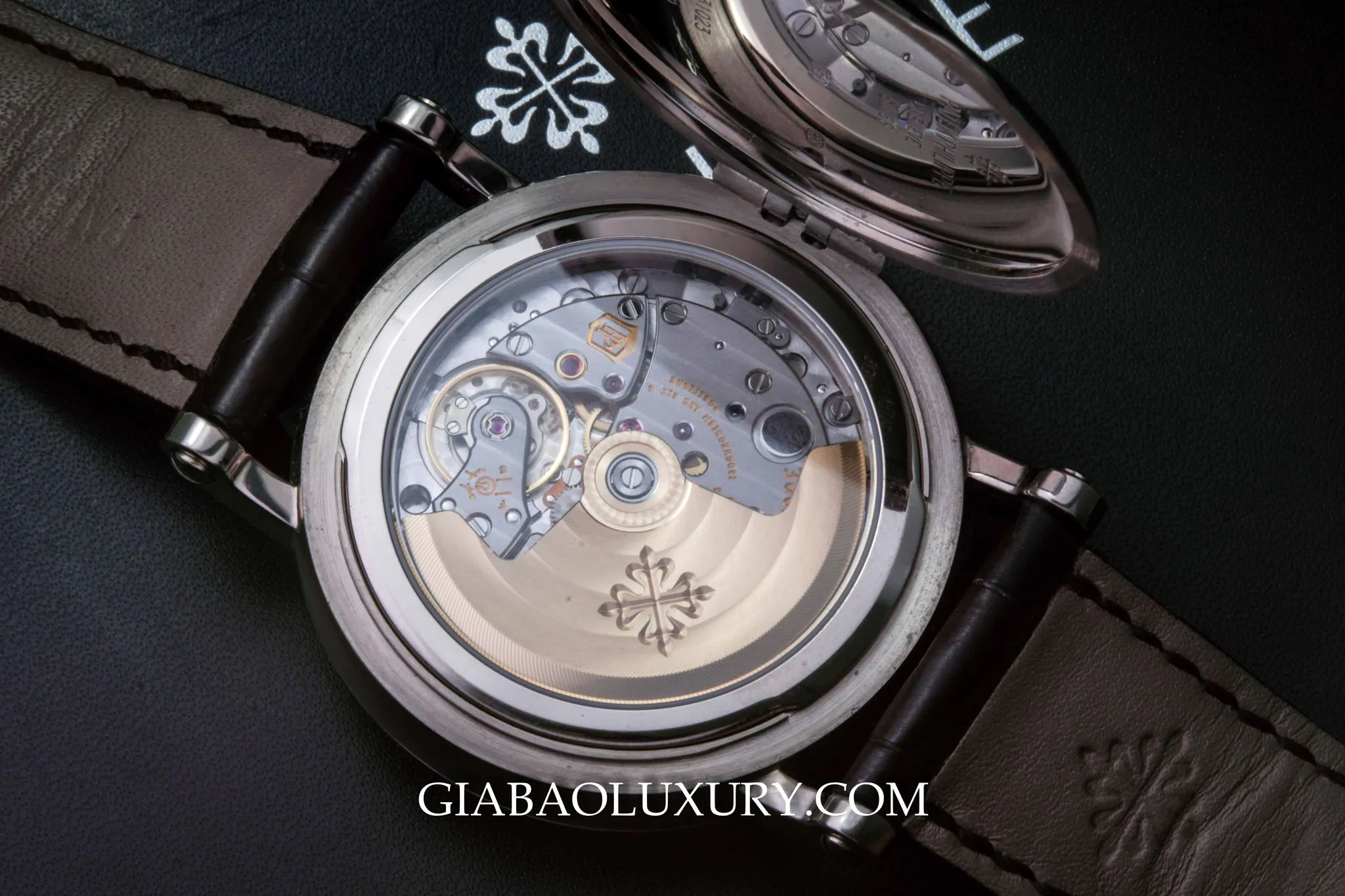 Patek Philippe 5496P: lịch vạn niên ngày hồi ngược: mặt đáy sapphire và rotor vàng