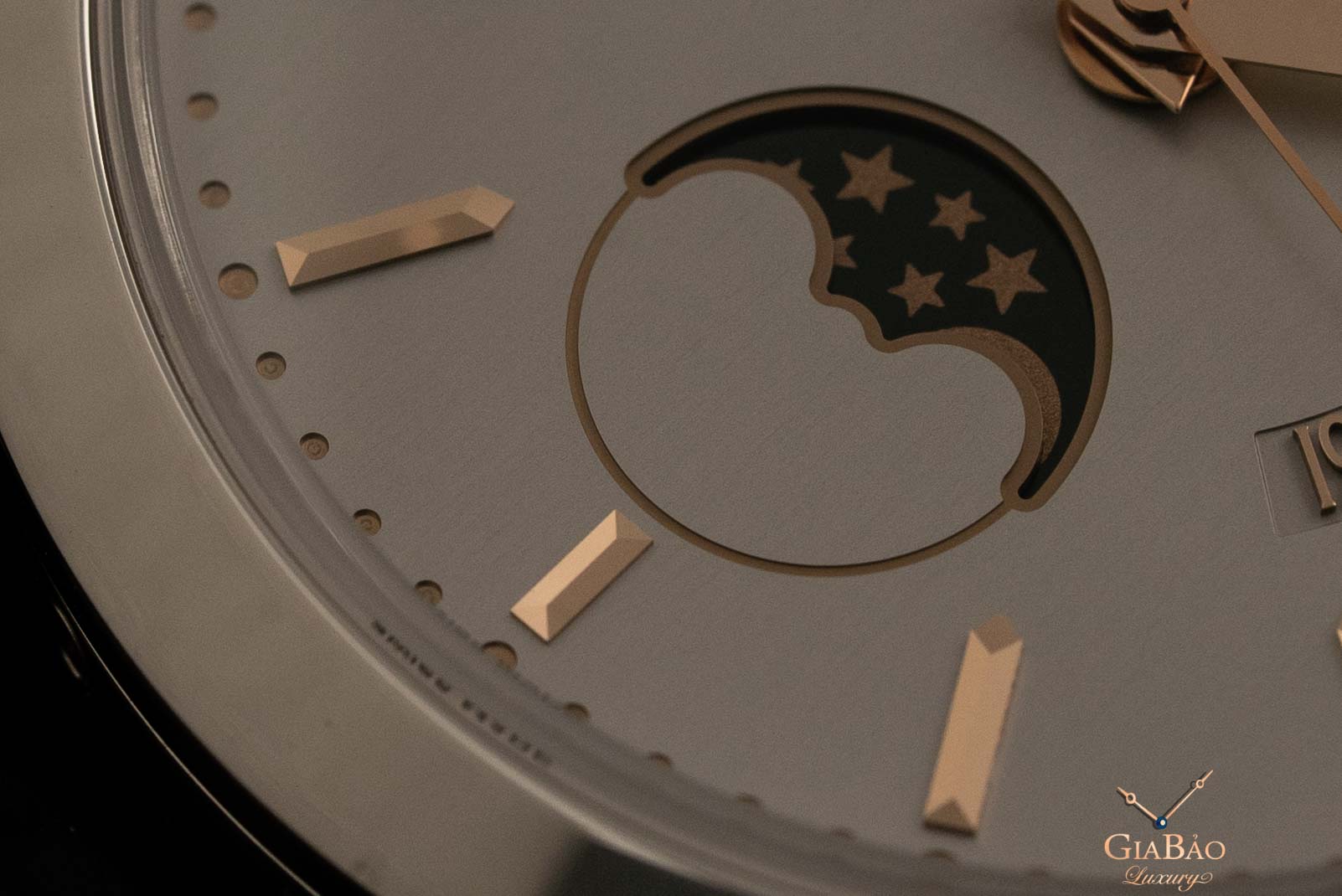 Patek Philippe 5496P: lịch vạn niên ngày hồi ngược: chi tiết cửa sổ lịch tuần trăng