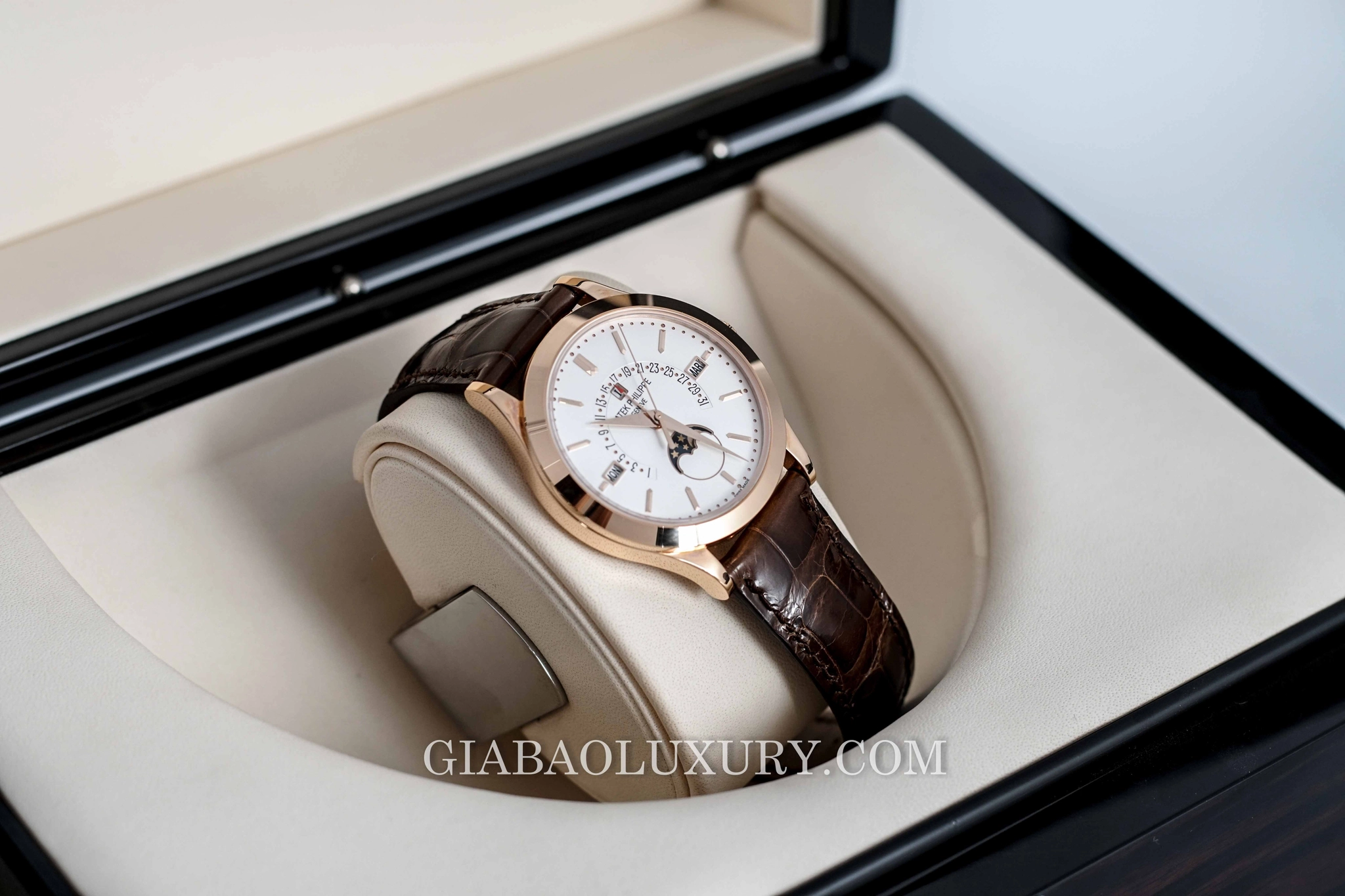 Patek Philippe 5496R: lịch vạn niên ngày hồi ngược: Patek Philippe 5496R trong hộp đựng