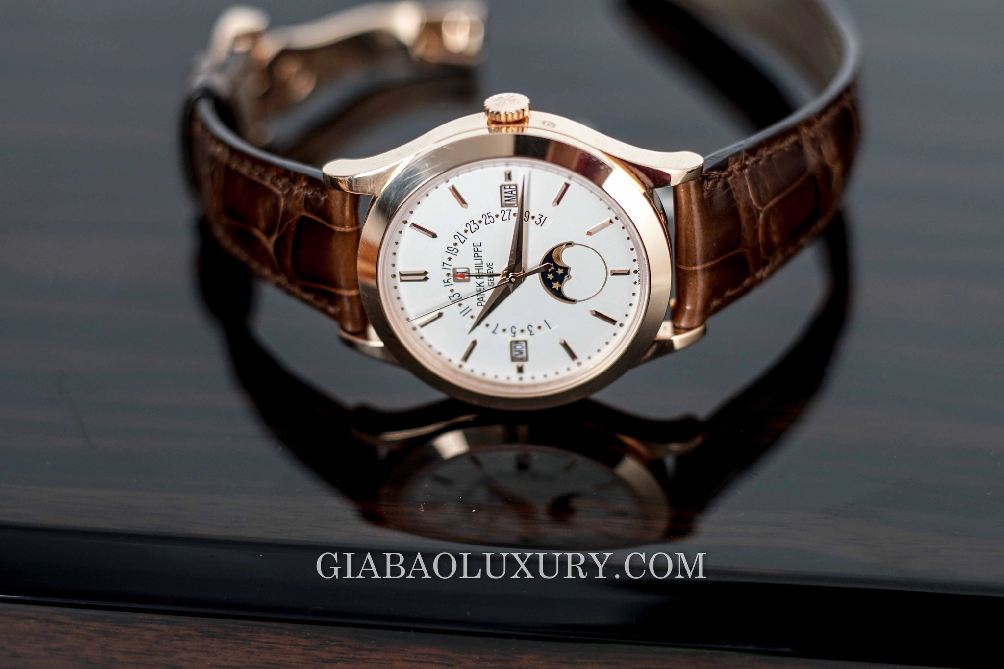 Patek Philippe 5496R: lịch vạn niên ngày hồi ngược: toàn cảnh vỏ vàng hồng và mặt số bạc