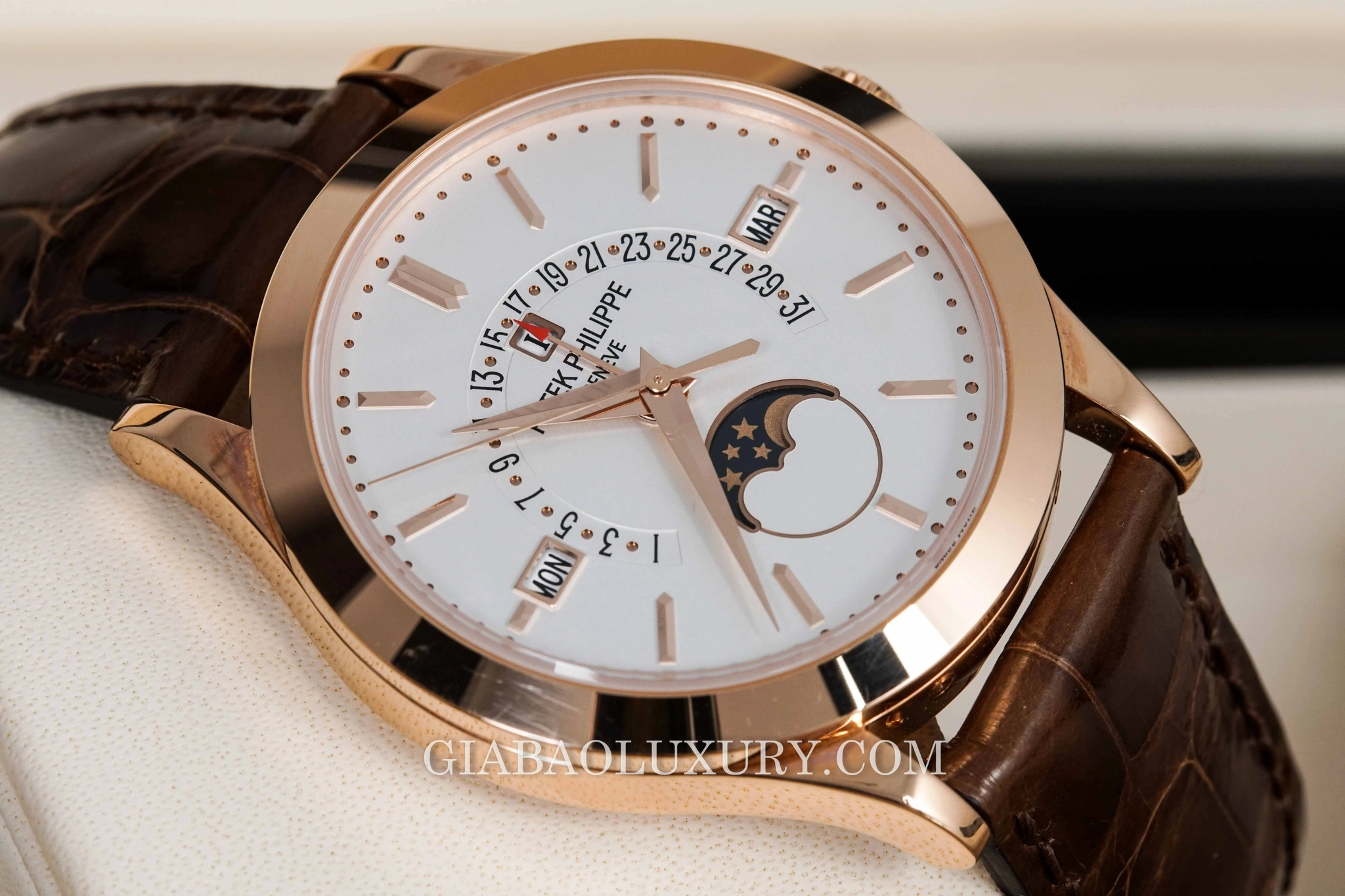 Patek Philippe 5496R: lịch vạn niên ngày hồi ngược: thang ngày hồi ngược trên mặt số