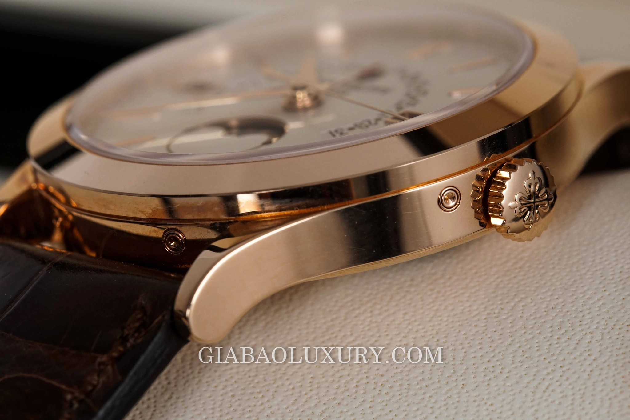 Patek Philippe 5496R: lịch vạn niên ngày hồi ngược: cạnh vỏ cùng nút chỉnh lịch