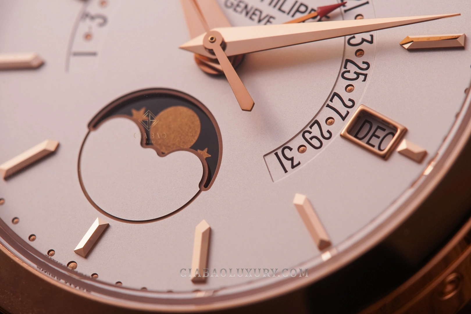 Patek Philippe 5496R: lịch vạn niên ngày hồi ngược: lịch tuần trăng và cửa sổ lịch