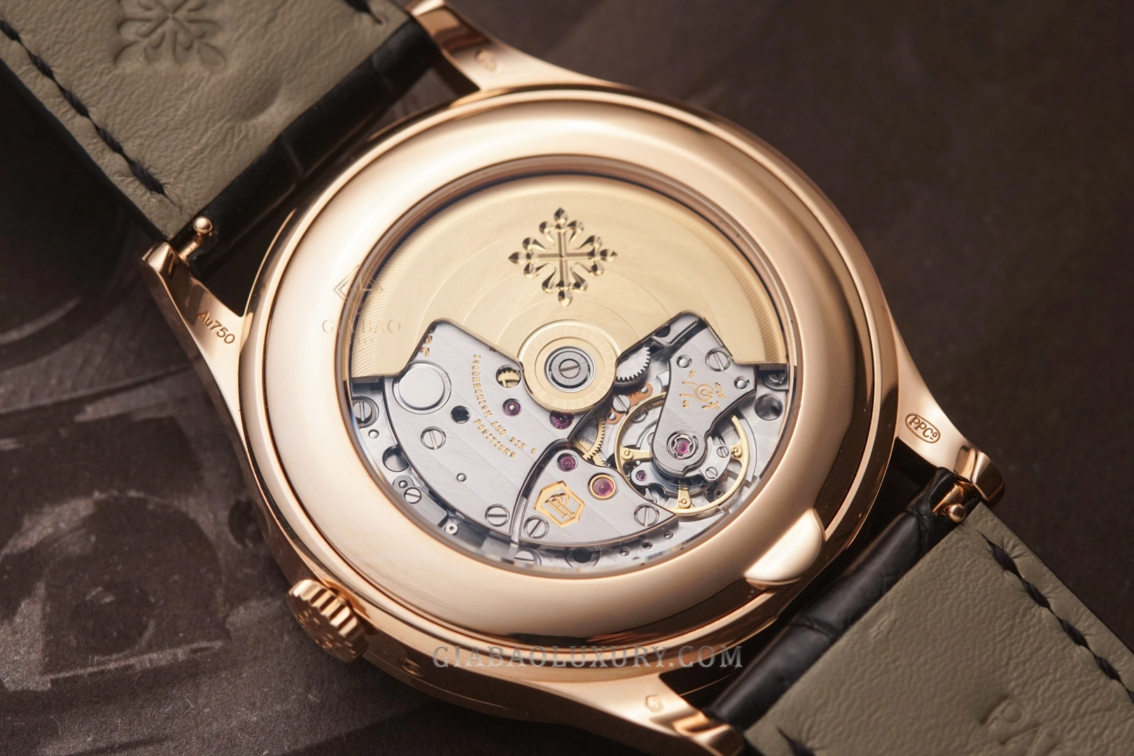 Patek Philippe 5496R: lịch vạn niên ngày hồi ngược: mặt đáy sapphire và calibre 324 S QR