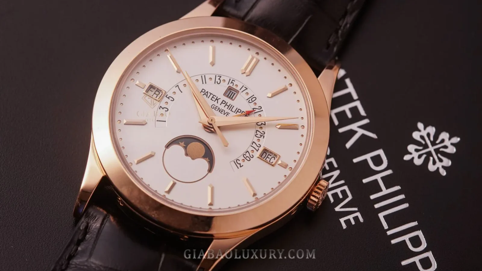 Patek Philippe 5496R: lịch vạn niên ngày hồi ngược