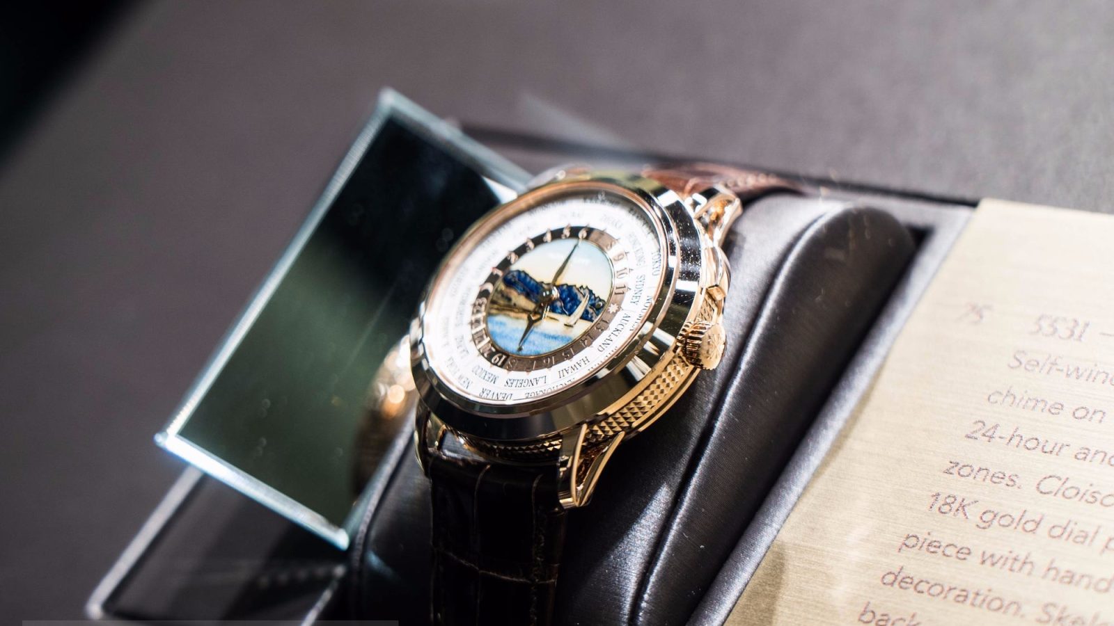 Patek Philippe 5531R-001: điểm chuông giờ địa phương