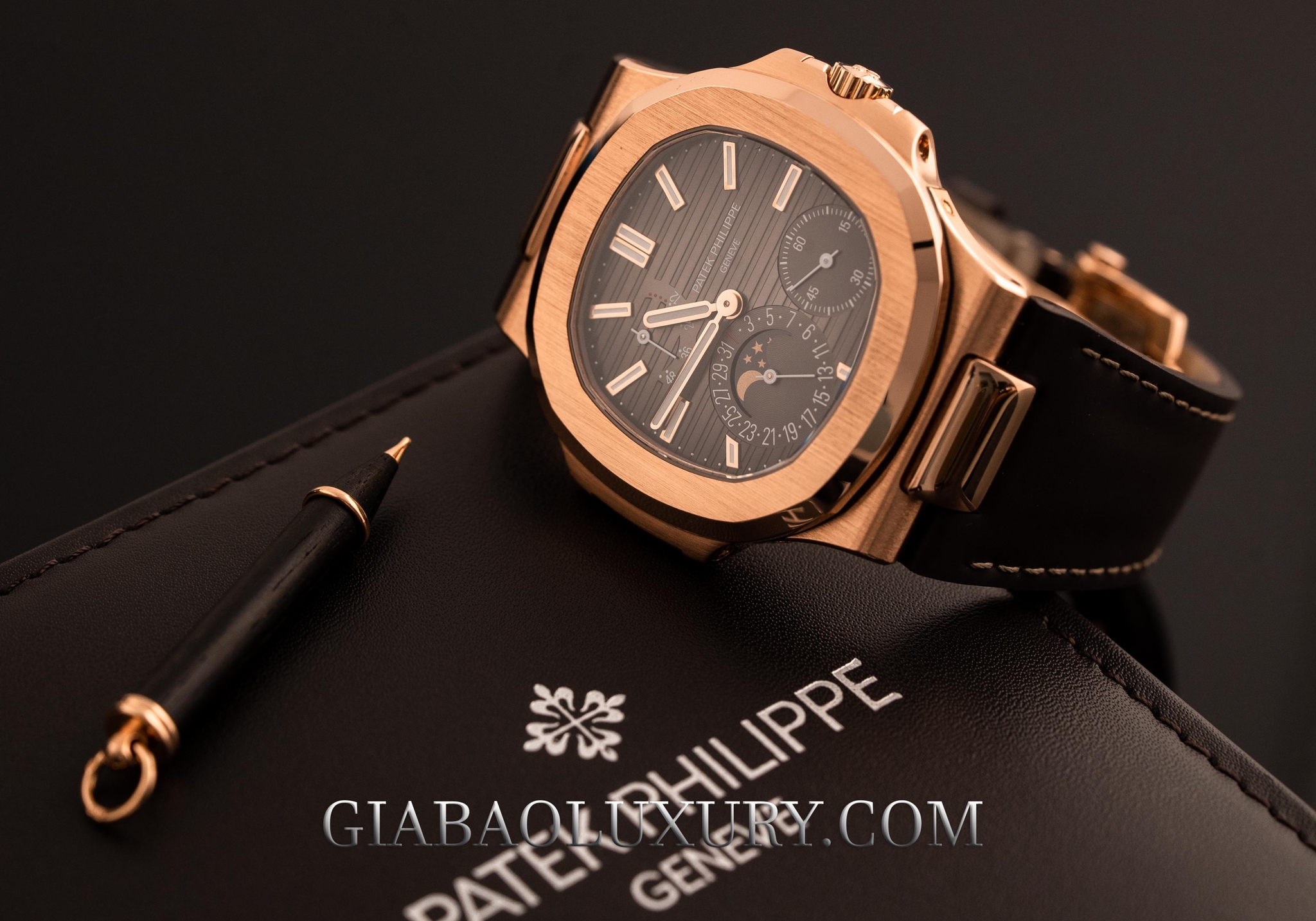 Patek Philippe 5712R và 5327G: hai hướng tiếp cận: Patek Philippe Nautilus 5712R-001 trong vỏ vàng hồng