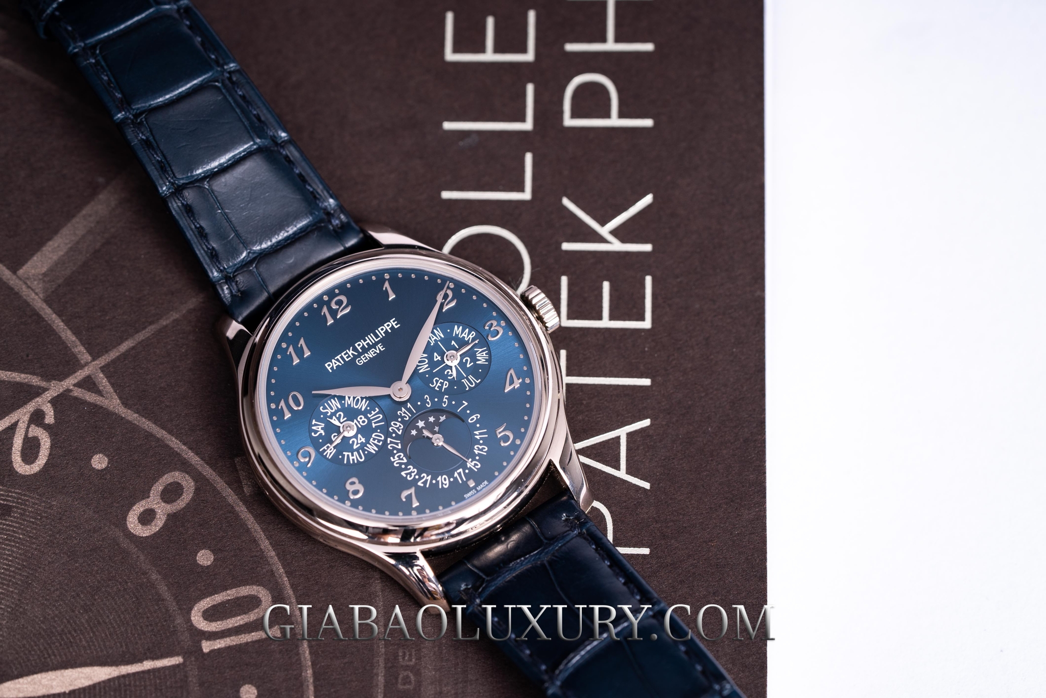 Patek Philippe 5712R và 5327G: hai hướng tiếp cận: bố cục lịch ngày tuần trăng và dự trữ năng lượng của 5712R
