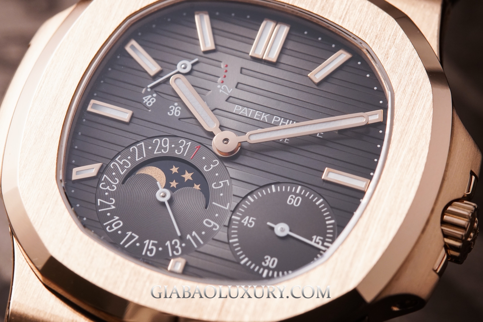 Patek Philippe 5712R và 5327G: hai hướng tiếp cận: bố cục lịch vạn niên của Patek Philippe 5327G