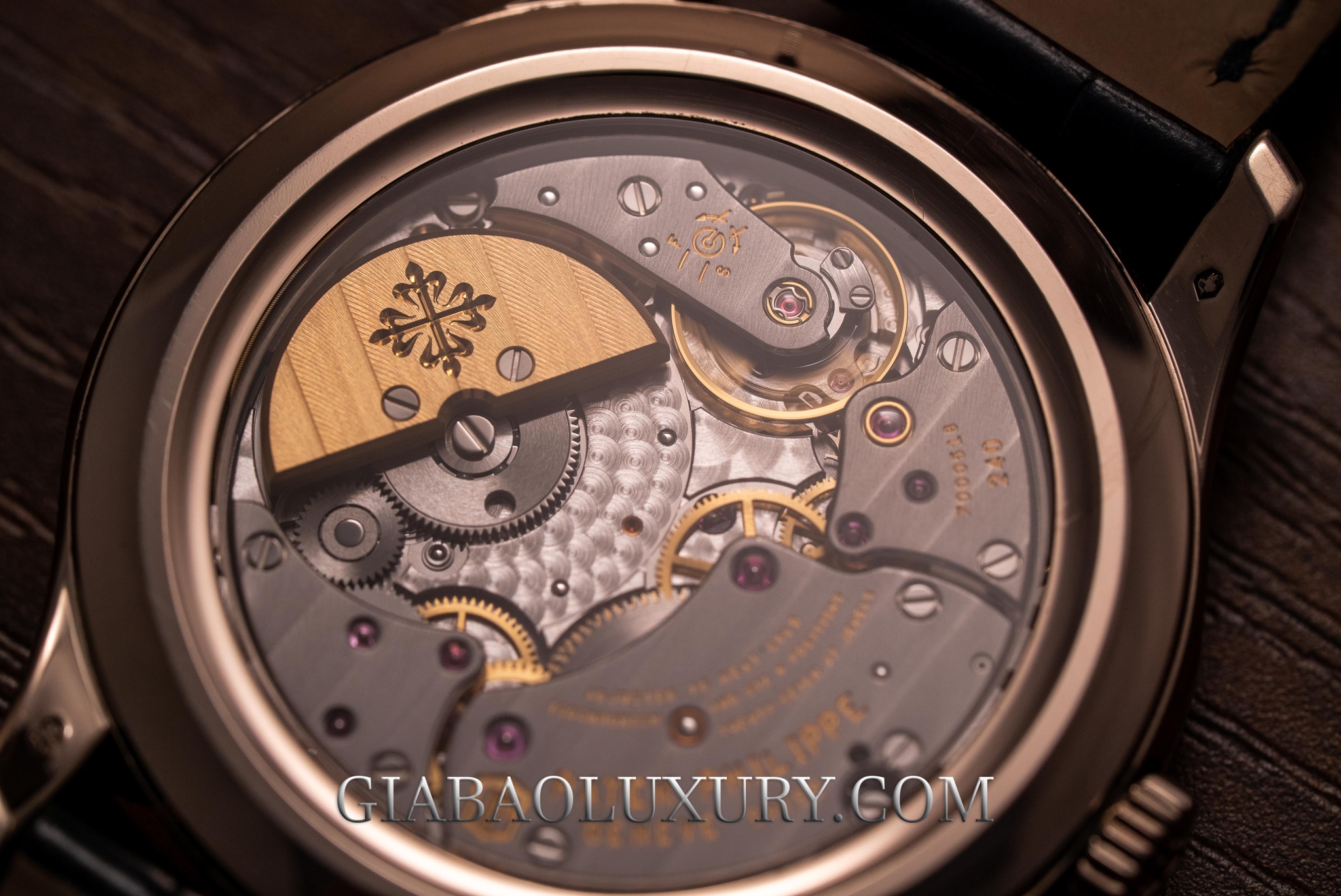 Patek Philippe 5712R và 5327G: hai hướng tiếp cận: calibre 240 PS IRM C LU của Nautilus 5712R