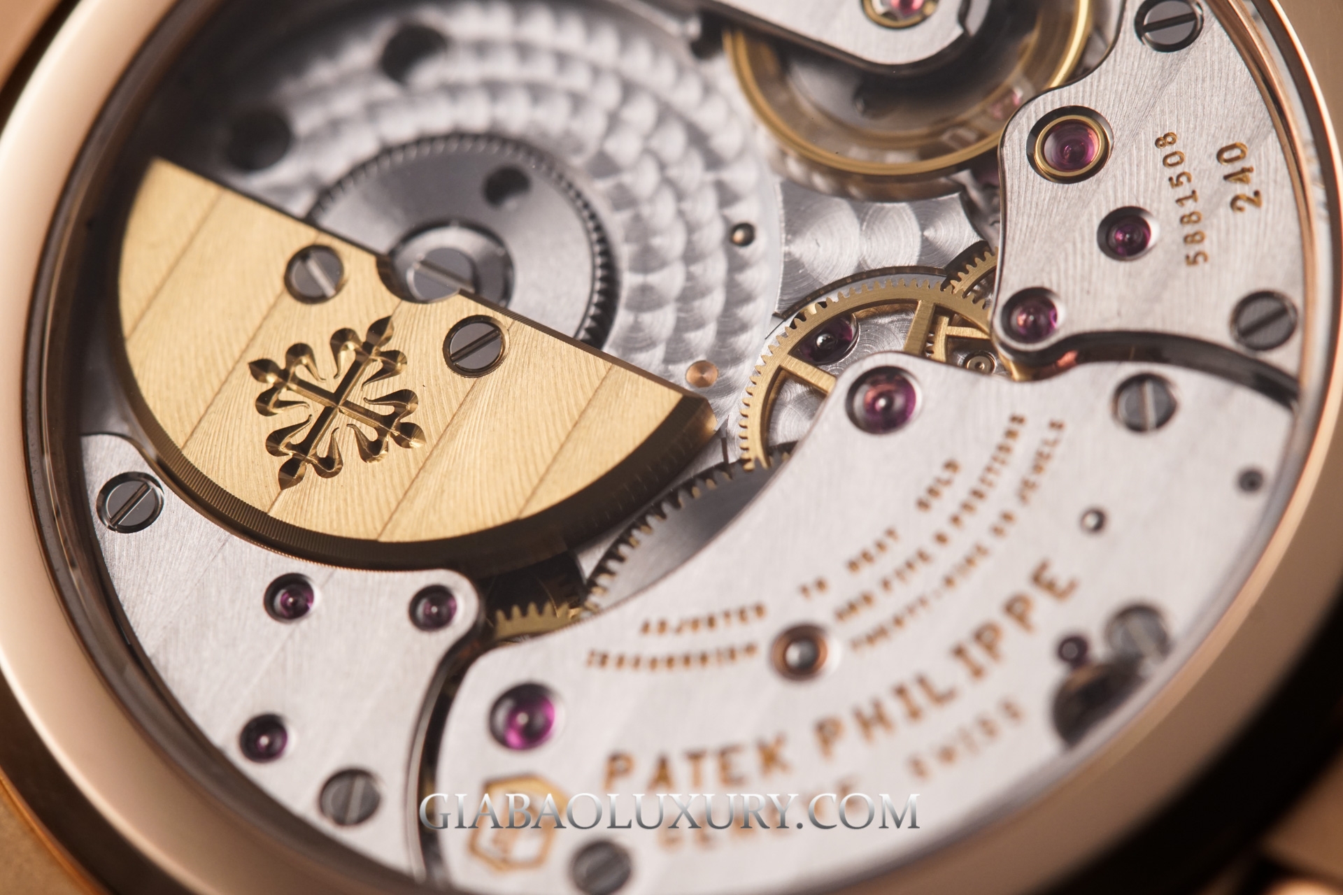 Patek Philippe 5712R và 5327G: hai hướng tiếp cận: calibre 240 Q lịch vạn niên của Patek Philippe 5327G
