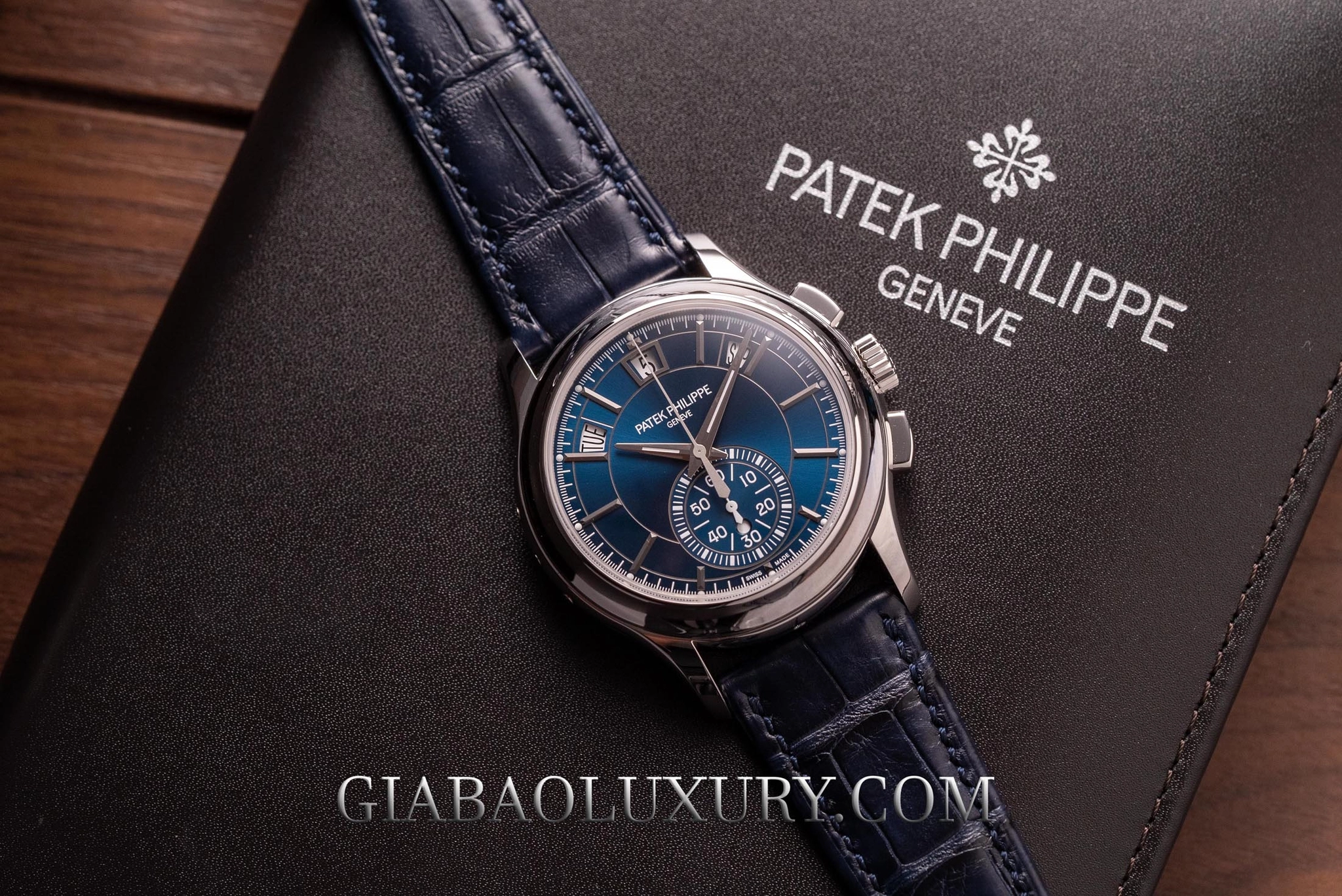 Patek Philippe 5905P-001: lịch thường niên và flyback chronograph — ảnh chi tiết 02