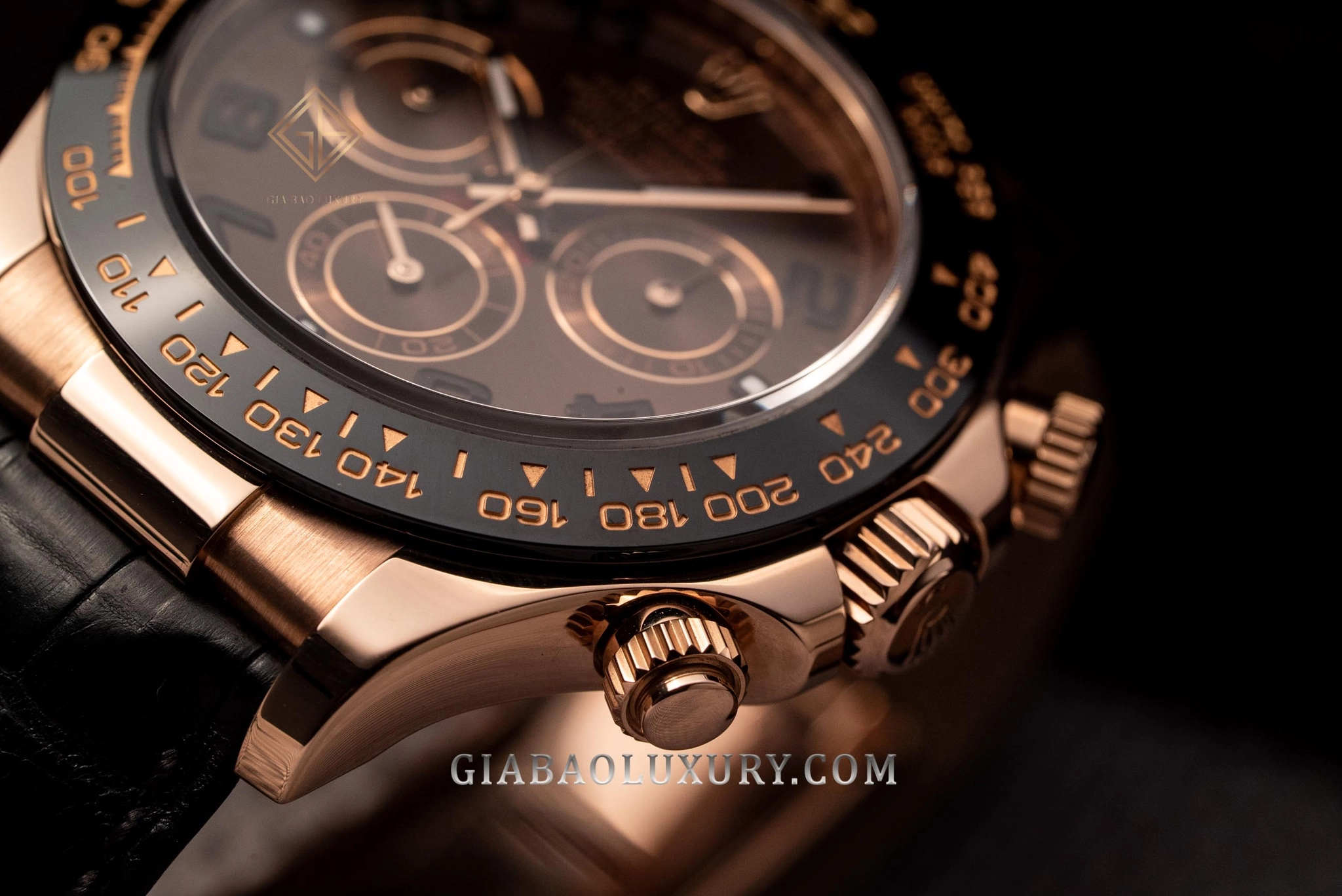 Patek Philippe 5905R và Rolex Daytona 116515LN: mặt số, vành Cerachrom và nút bấm của Daytona 116515LN