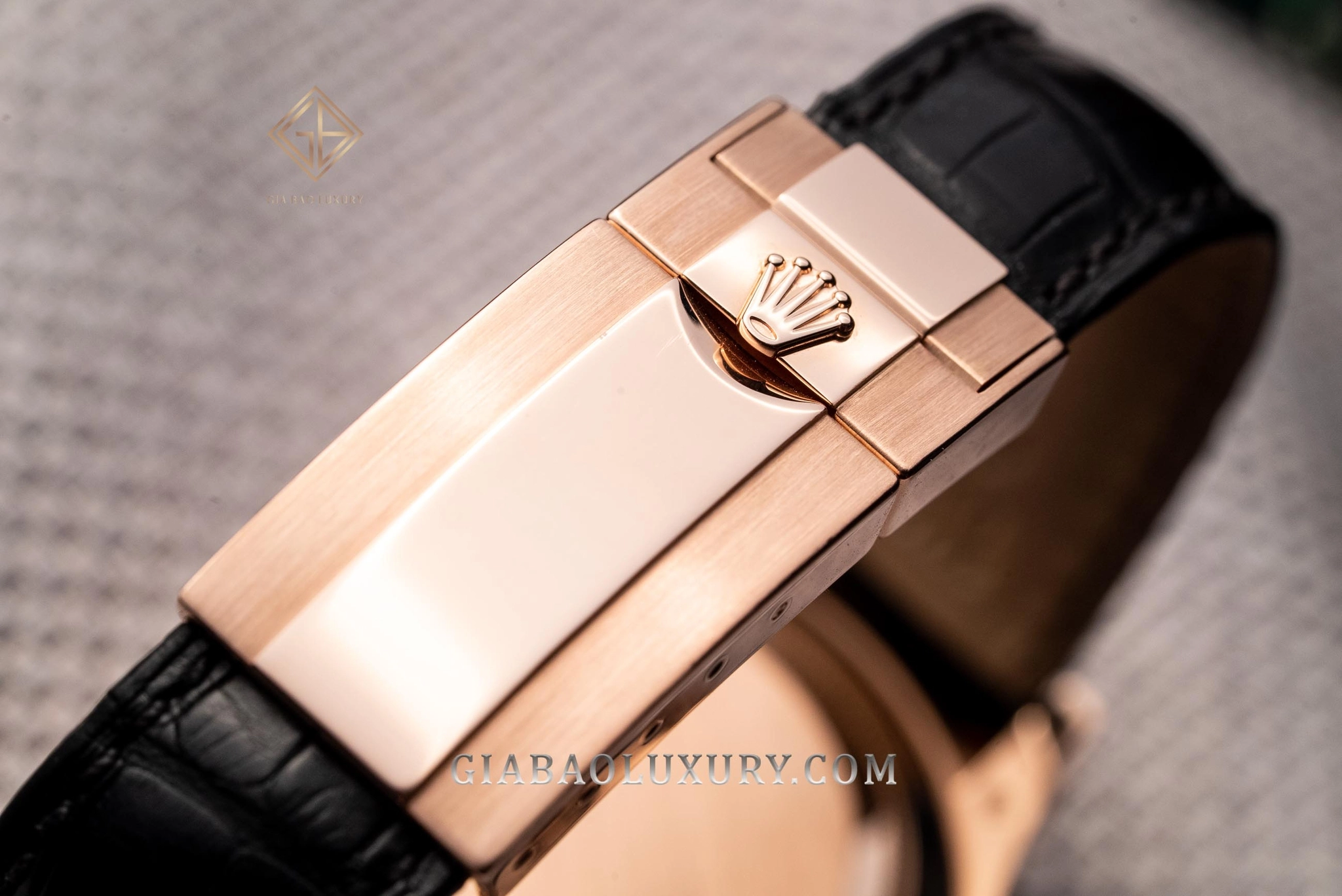 Patek Philippe 5905R và Rolex Daytona 116515LN: khóa gập vàng Everose của dây Daytona