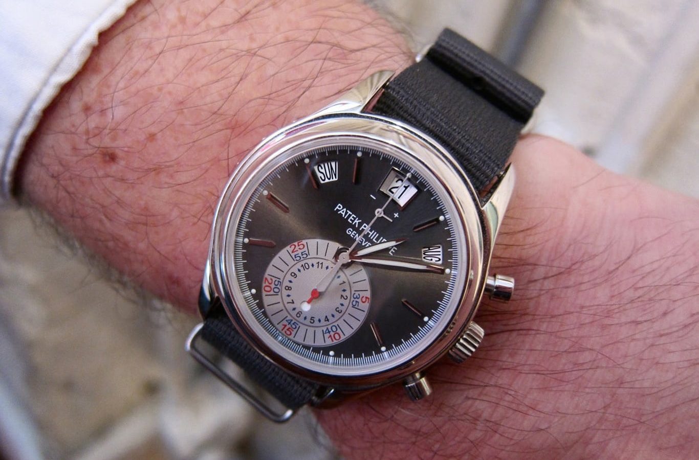 Patek Philippe Ref. 5960P trên dây vải kiểu NATO
