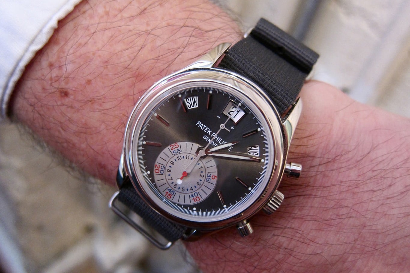 Patek Philippe Ref. 5960P trên dây vải kiểu NATO