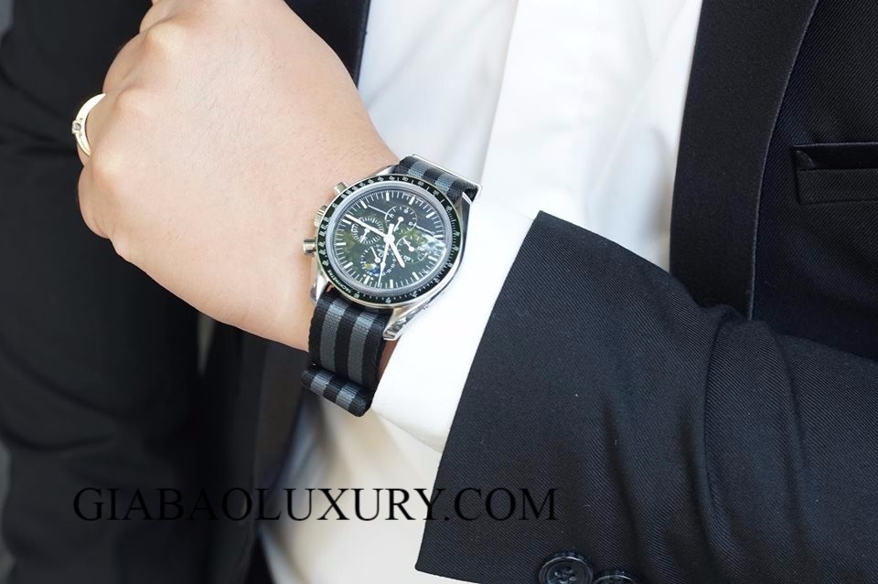 Đồng hồ chronograph trên dây vải một mảnh