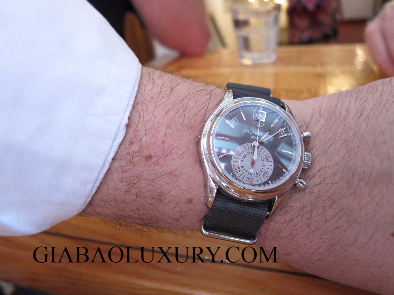 Patek Philippe 5960P dây NATO trên cổ tay