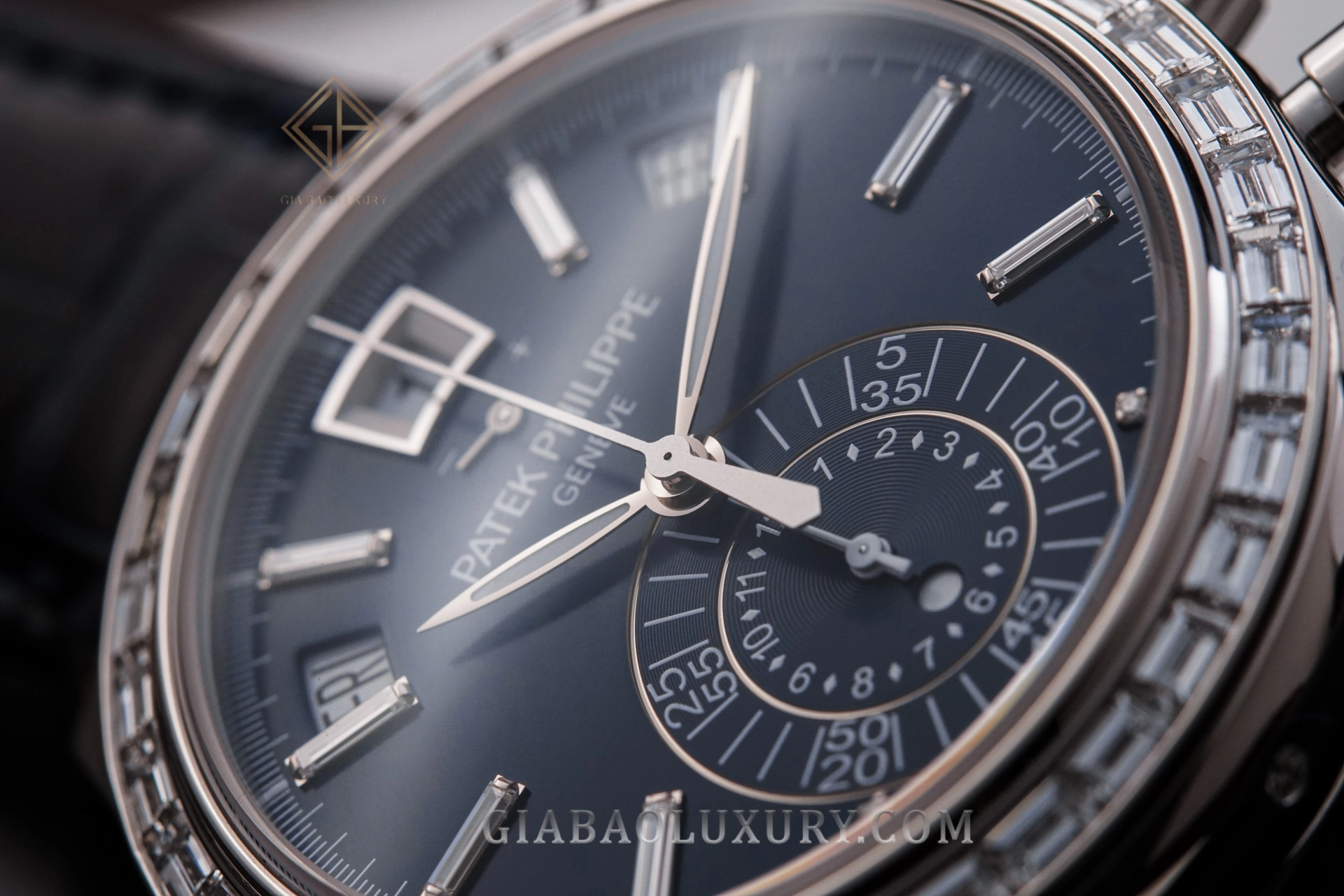 Patek Philippe 5961P và 5961R: lịch thường niên: mặt số và vành kim cương baguette của Patek Philippe 5961P