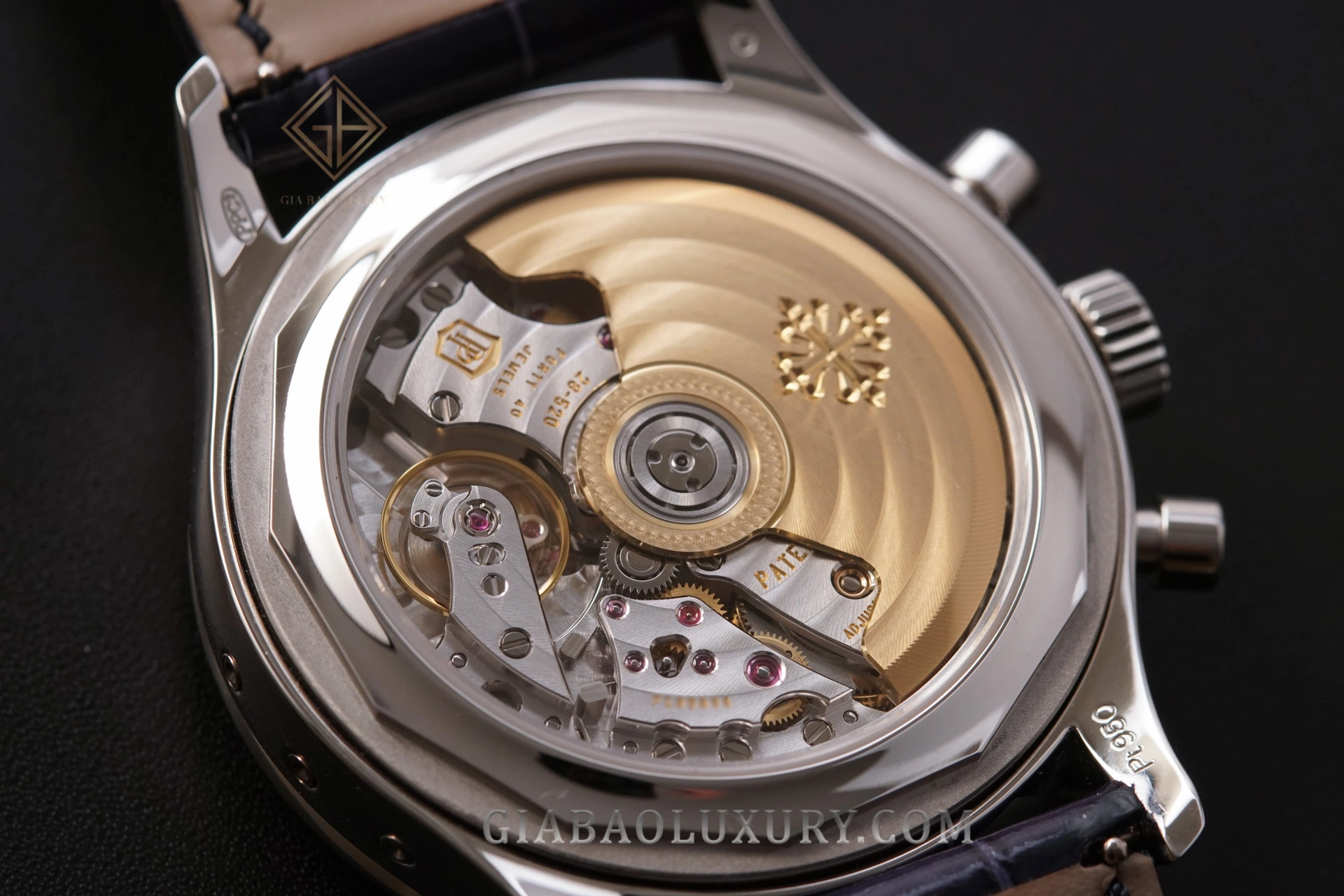 Patek Philippe 5961P và 5961R: lịch thường niên: calibre CH 28-520 IRM QA 24H qua đáy sapphire