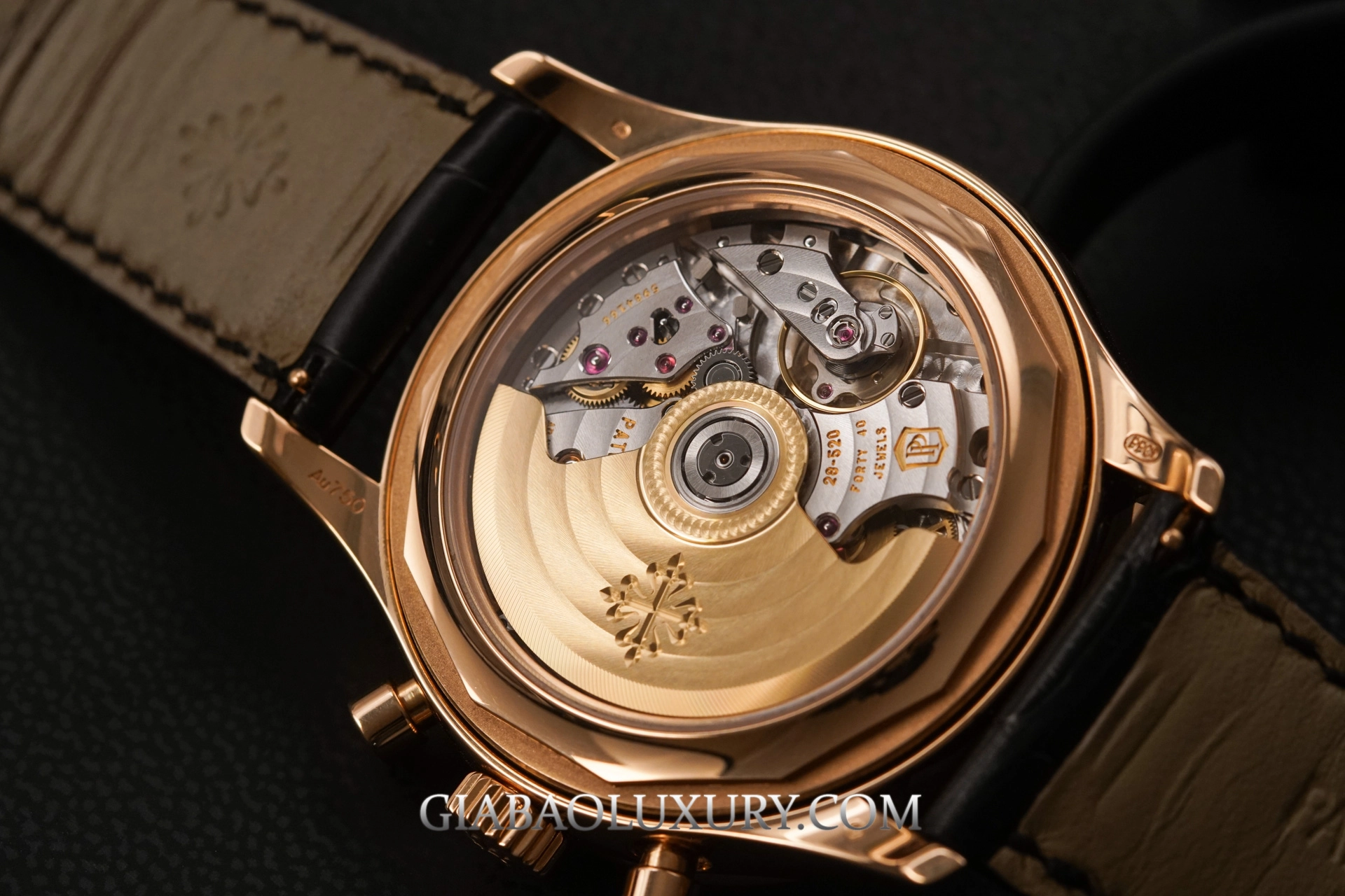 Patek Philippe 5961P và 5961R: lịch thường niên: mặt sau calibre tự động của phiên bản 5961R