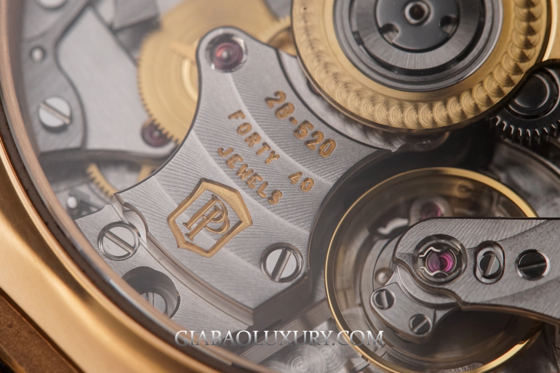 Patek Philippe 5961P và 5961R: lịch thường niên: hoàn thiện cầu máy và rotor vàng của calibre CH 28-520