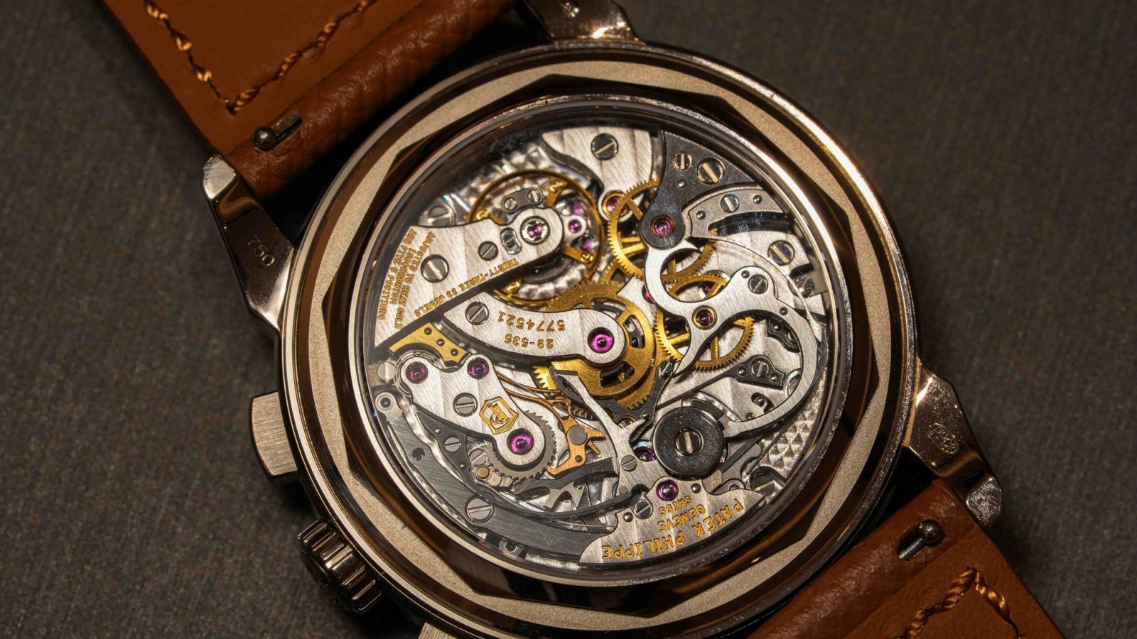 Patek Philippe 5970G: lịch vạn niên chronograph vàng trắng