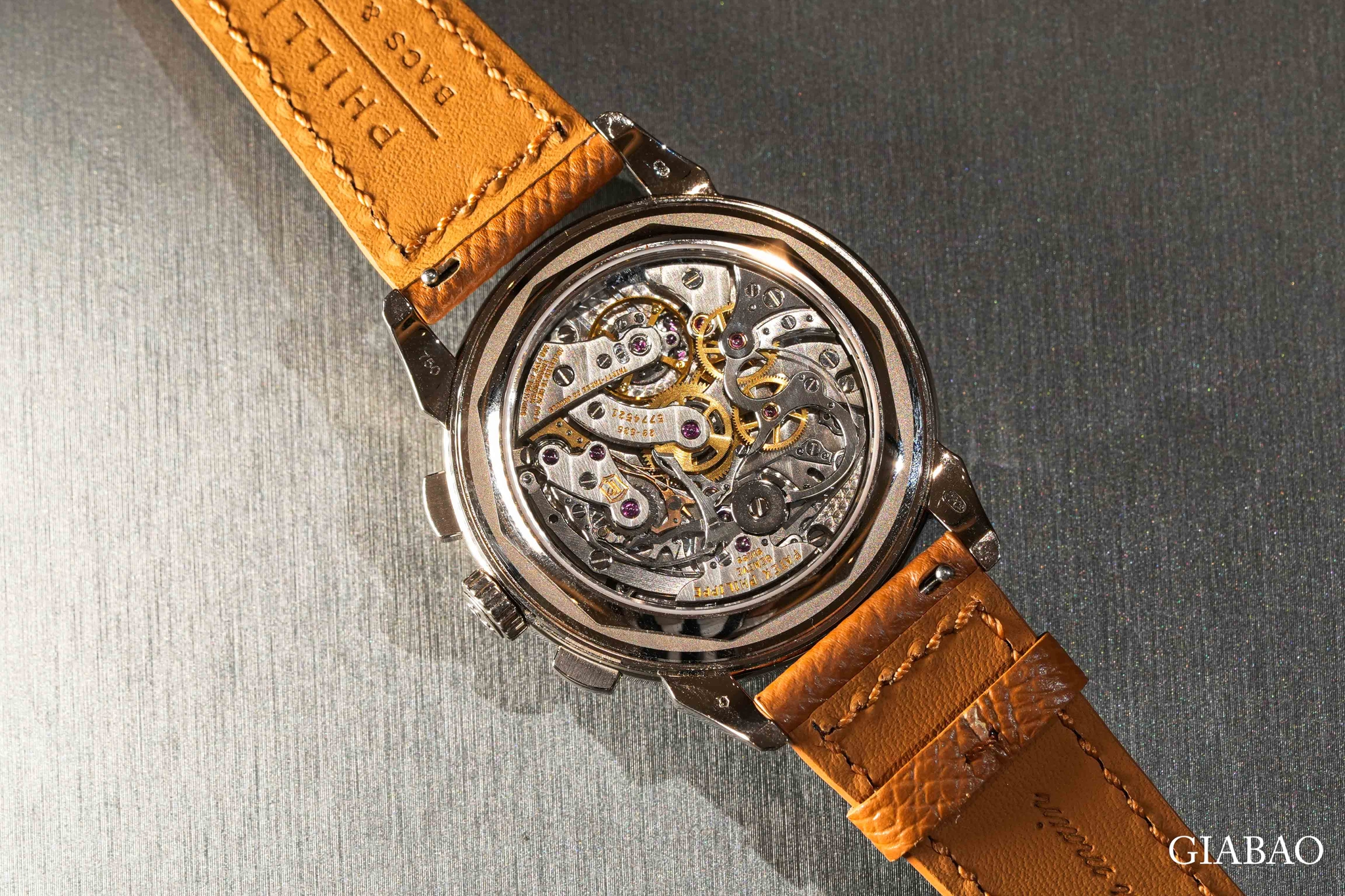 Mặt sau Patek Philippe 5970G qua đáy sapphire, cho thấy calibre CH 27-70 Q và dây da nâu
