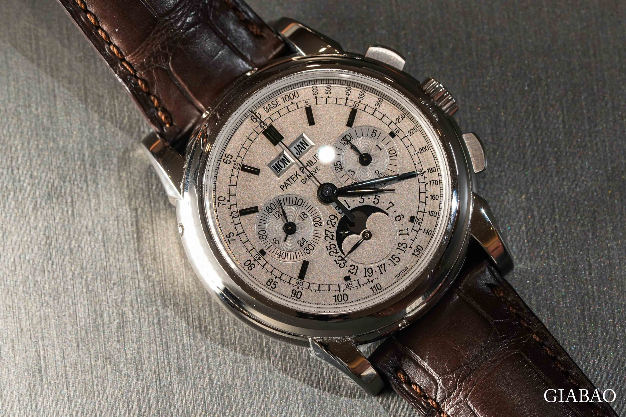 Mặt số bạc Patek Philippe 5970G với lịch thứ tháng, chronograph, lịch ngày, lịch trăng và thang tachymeter