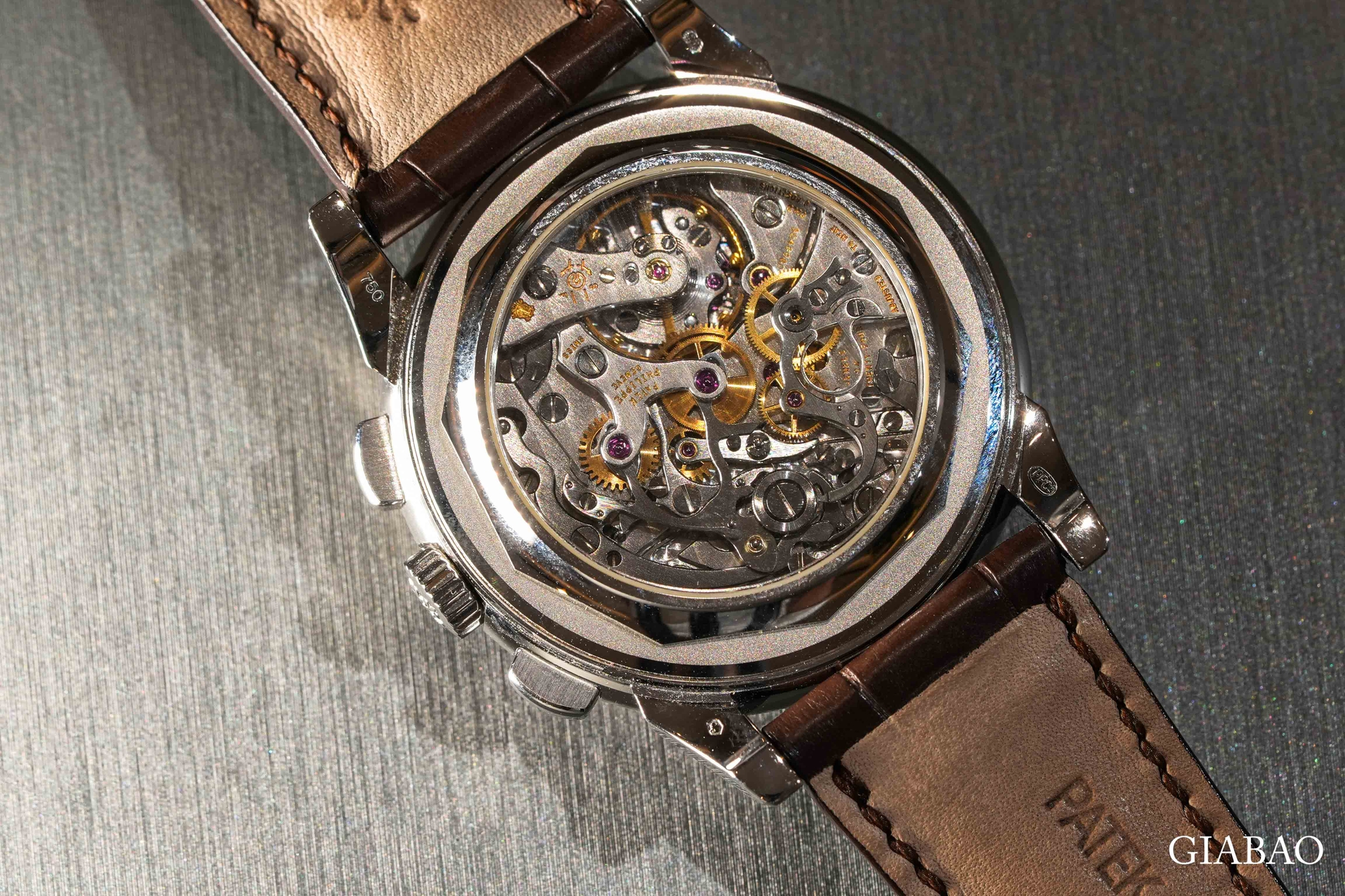 Cận cảnh calibre CH 27-70 Q của Patek Philippe 5970G qua đáy sapphire