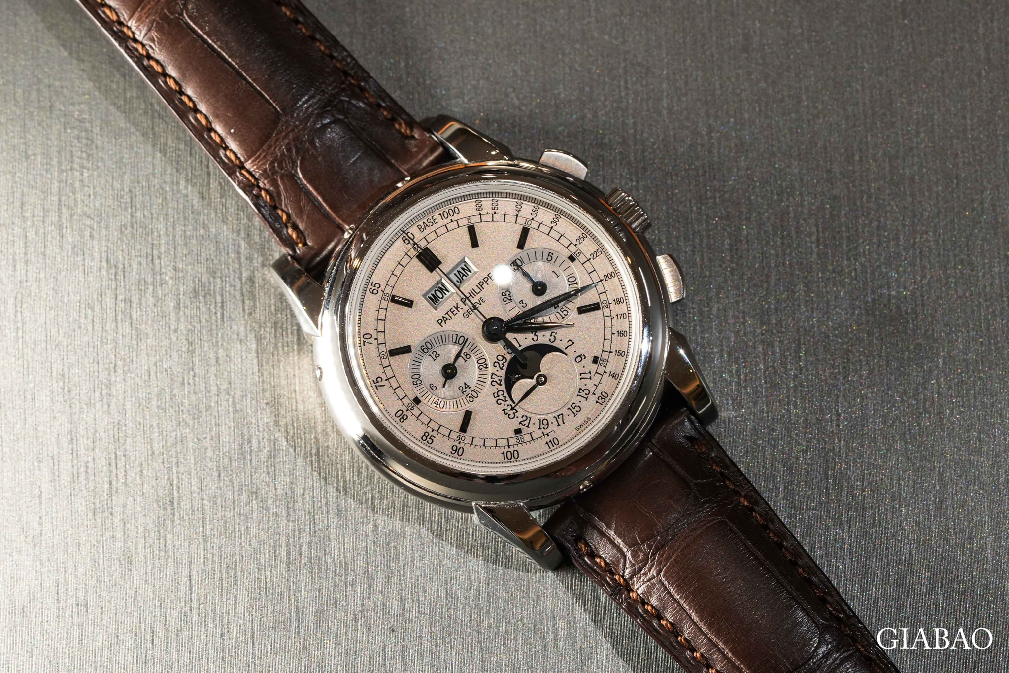Tổng thể Patek Philippe 5970G vỏ vàng trắng, mặt số bạc, nút bấm chronograph và dây da nâu
