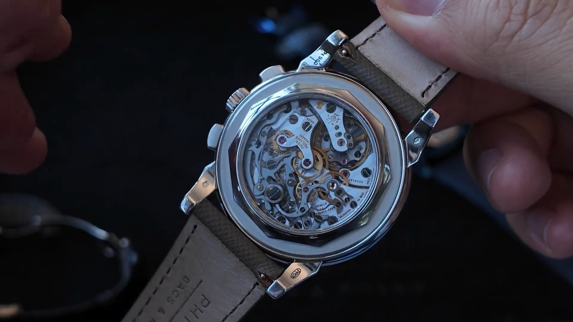 Bộ máy Patek Philippe calibre CH 27-70 Q qua đáy kính