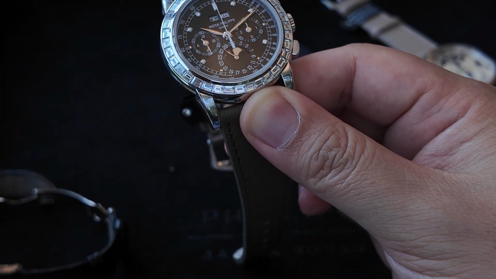 Cạnh vỏ bạch kim và càng nối dây Patek Philippe 5971P